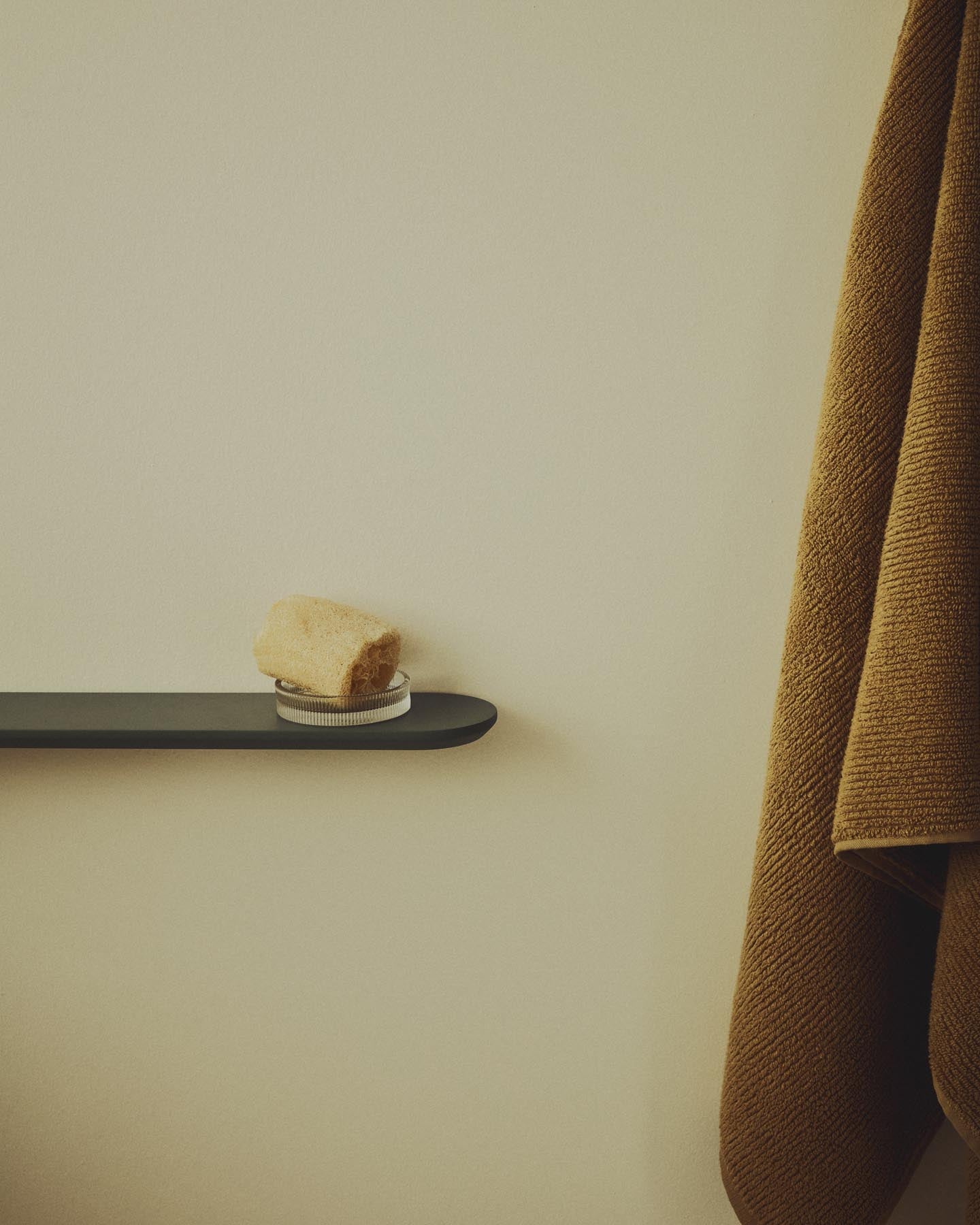 Set Arely aus 2 MDF-Regalen mit grüner Lackierung, 35 cm/55 cm in Grün präsentiert im Onlineshop von KAQTU Design AG. Badzubehör ist von Kave Home