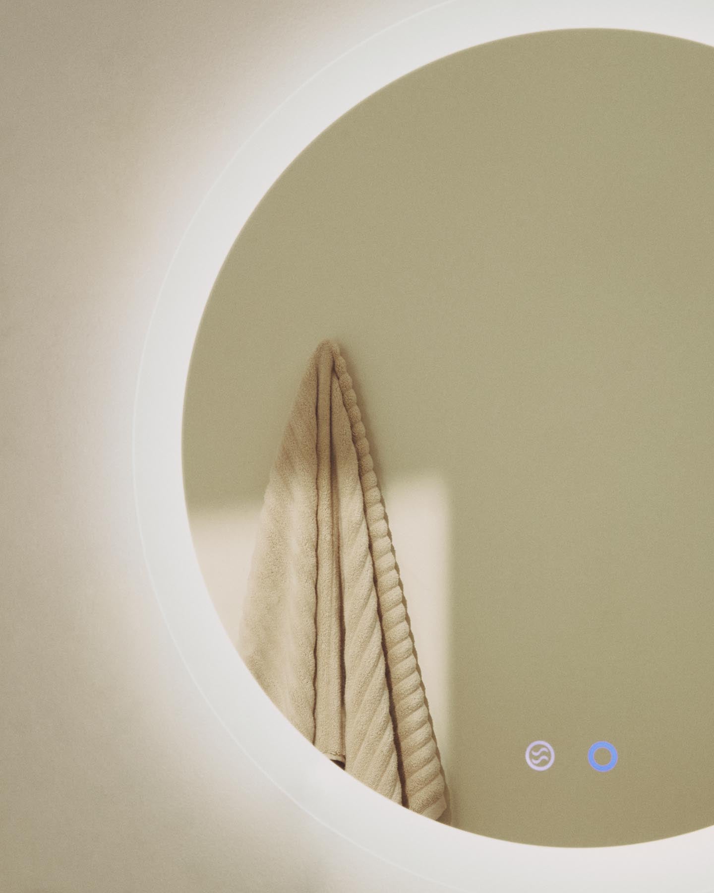 Runder Badezimmerspiegel Mervi mit LED-Licht und Anti-Beschlag-Funktion, Ø 80 cm in Transparent präsentiert im Onlineshop von KAQTU Design AG. Badzubehör ist von Kave Home