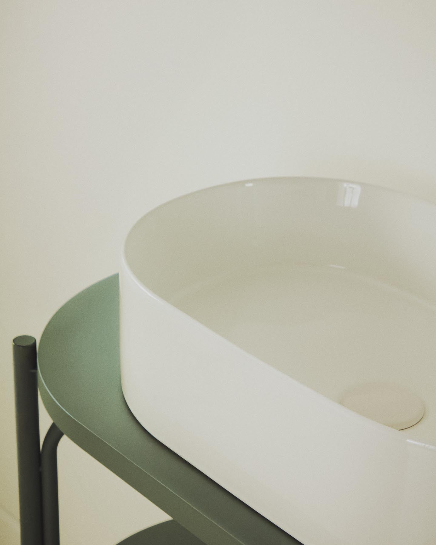 Aufsatzwaschbecken Ovara aus weiß glasierter Keramik 50 x 31 cm in Weiß präsentiert im Onlineshop von KAQTU Design AG. Badzubehör ist von Kave Home