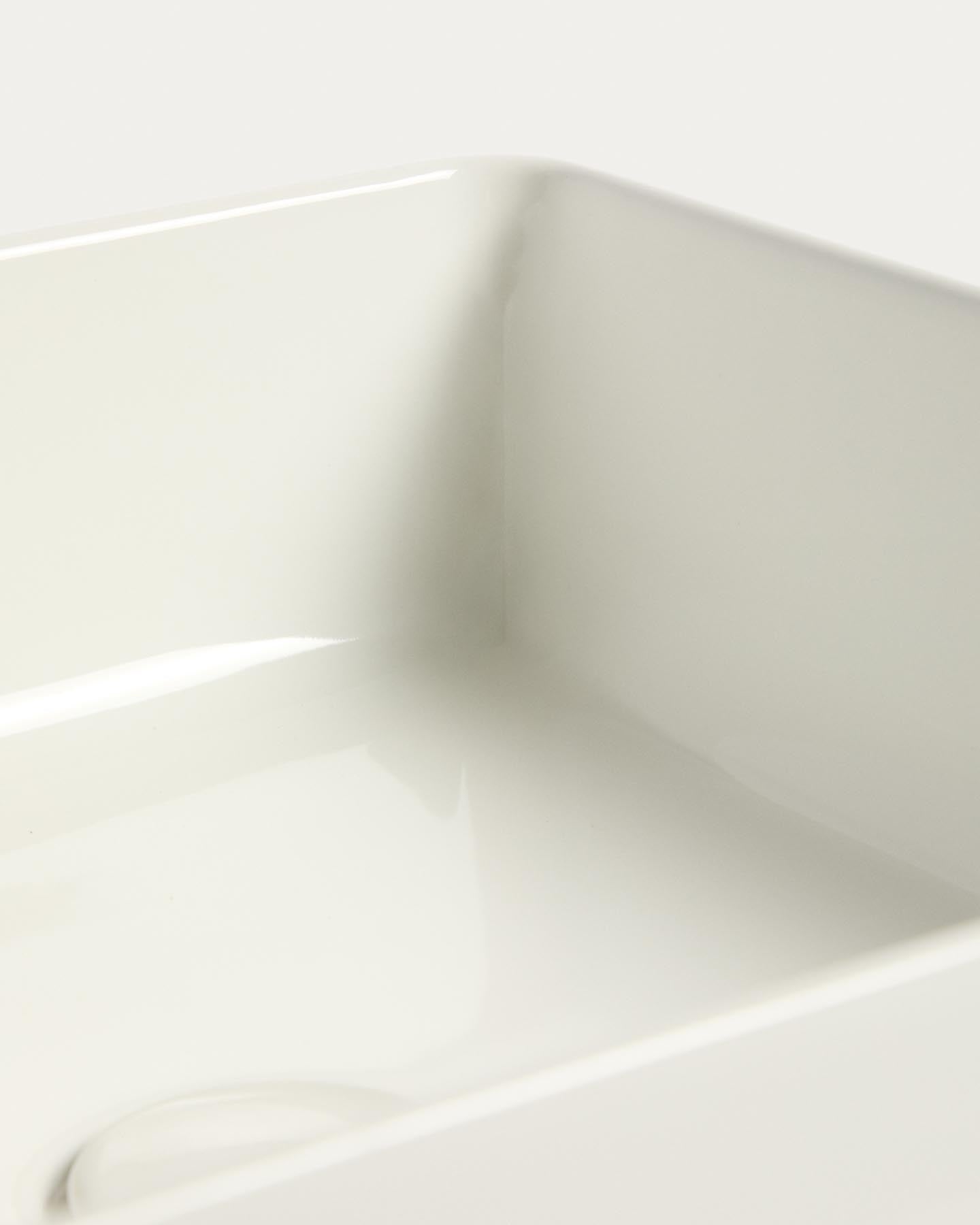 Aufsatzwaschbecken Ovara aus weiß glasierter Keramik 36,5 x 36,5 cm in Weiß präsentiert im Onlineshop von KAQTU Design AG. Badzubehör ist von Kave Home