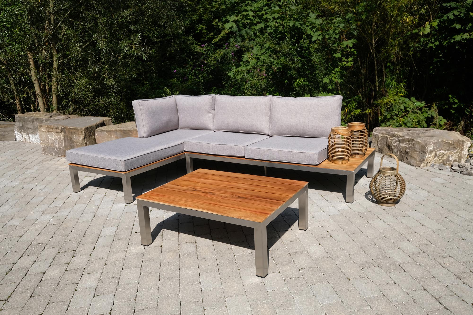 Stilvolle Gartenlounge Verona klein aus hochwertigem Teakholz, perfekt für entspannte Momente und gesellige Runden im Freien.