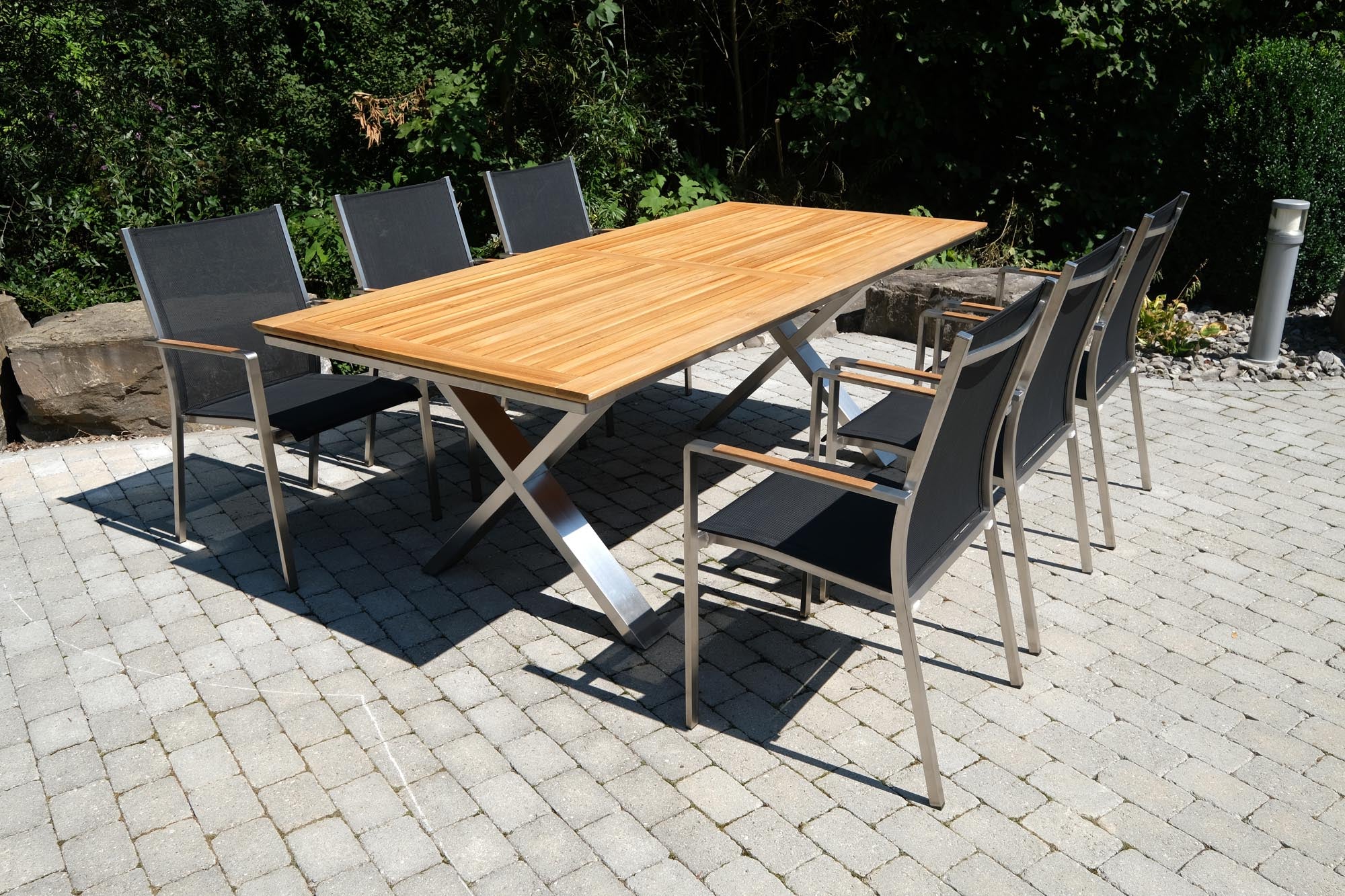 Eleganter Gartenstuhl Florio II mit stilvollen Teak-Armlehnen, ideal für entspannte Stunden im Freien.