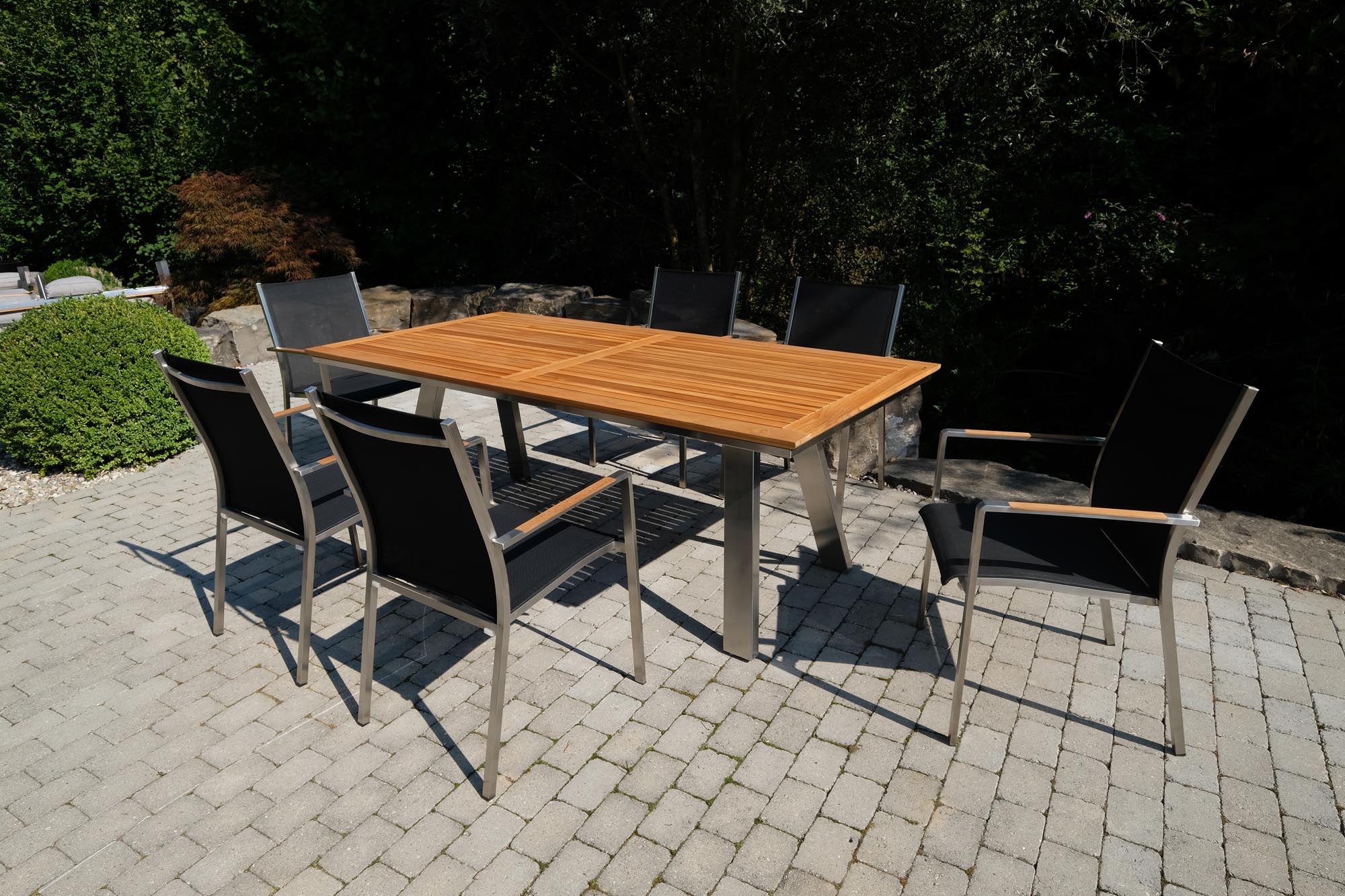 Eleganter Gartenstuhl Florio II mit stilvollen Teak-Armlehnen, ideal für entspannte Stunden im Freien und stilvolle Gartengestaltung.