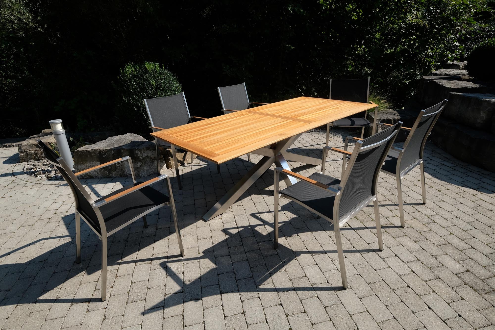 Moderner Gartenstuhl Florio II mit hochwertigen Teak-Armlehnen, perfekt für gemütliche Stunden im Garten oder auf der Terrasse.