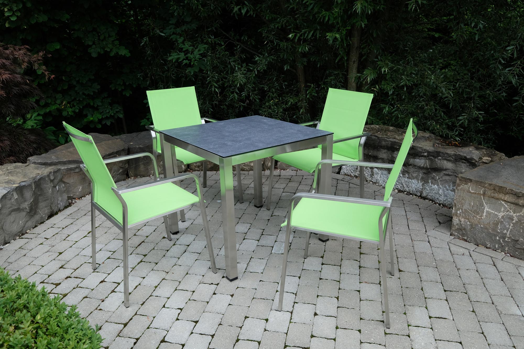 Stilvoller Gartenstuhl Venedig in lebhaftem Grün, perfekt für gemütliche Momente im Garten. Robuste Bauweise von Be Garden.