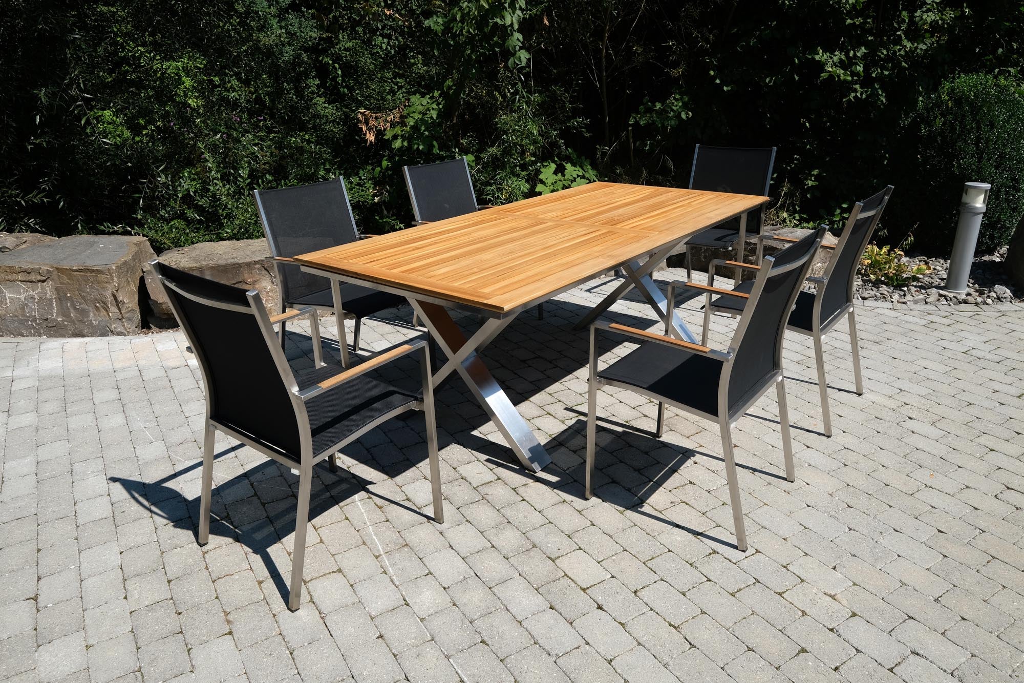 Moderner Gartentisch Monaco mit stabiler X-Form und edler Teakplatte, perfekt für gemütliche Stunden im Freien.