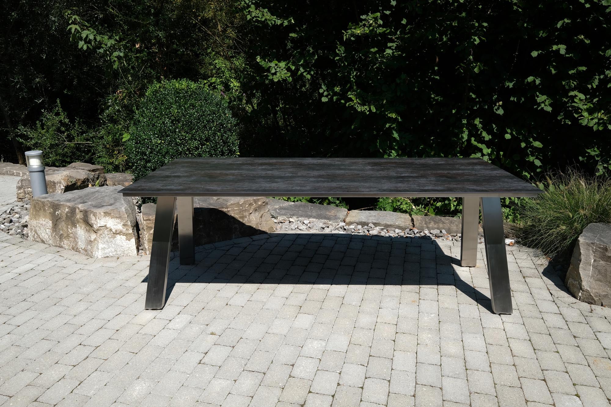 Moderner Gartentisch Monaco aus Edelstahl in A-Form, 210x100 cm, perfekt für gemütliche Stunden im Freien, stilvoll in Szene gesetzt.