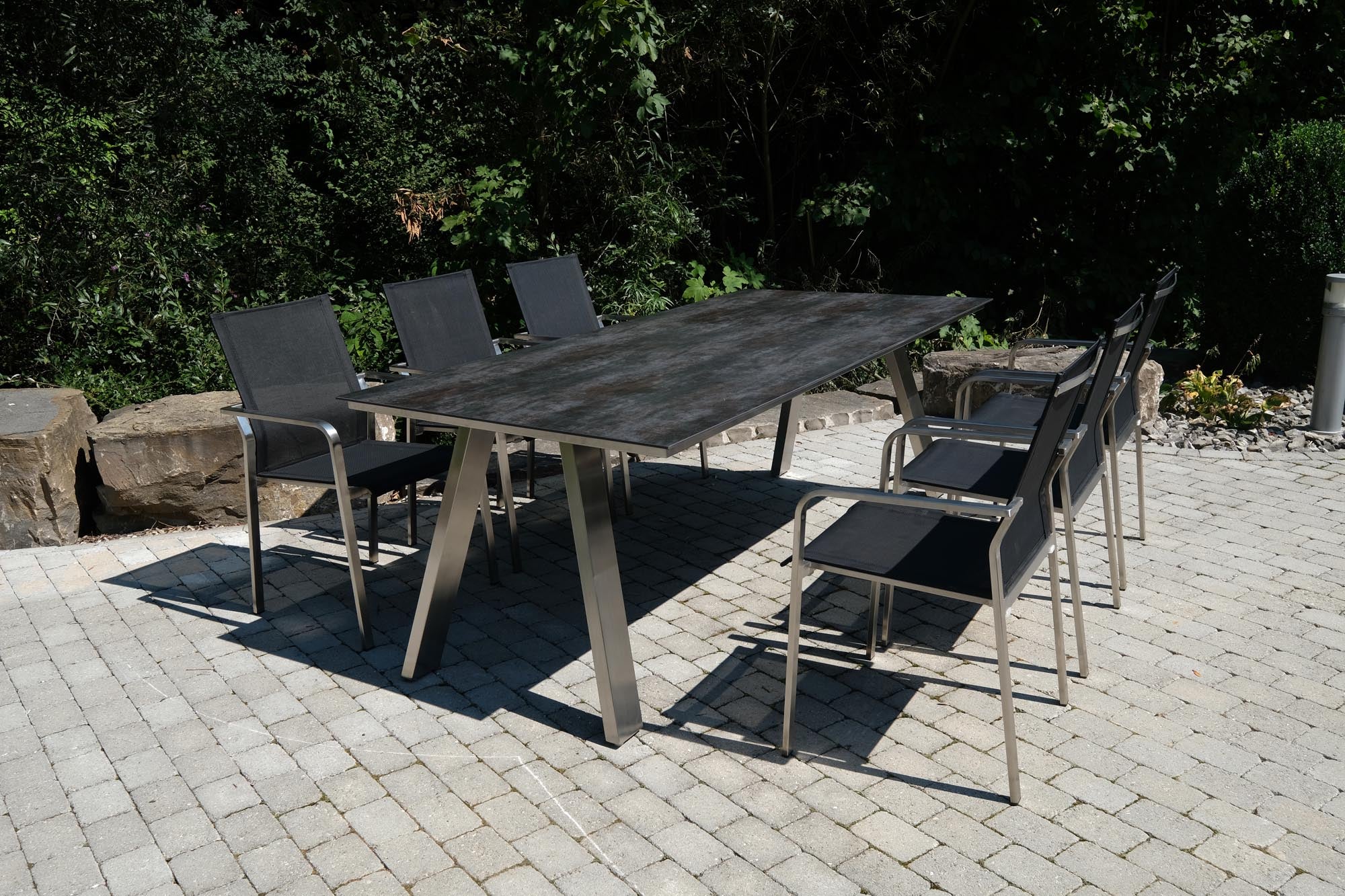 Moderner Gartentisch Monaco aus Edelstahl in A-Form, 210x100 cm, perfekt für gesellige Stunden im Freien und stilvolle Gartenpartys.