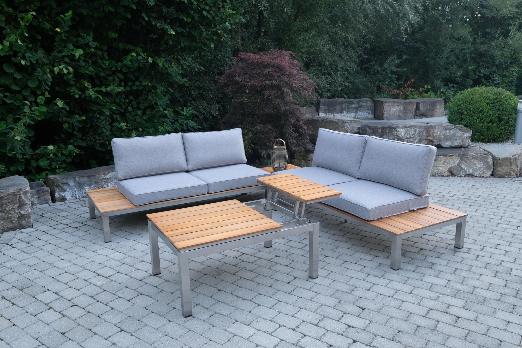 Eleganter Funktions-Couchtisch Verona von Be Garden, gefertigt aus edlem Teakholz, ideal für entspannte Momente im Freien.