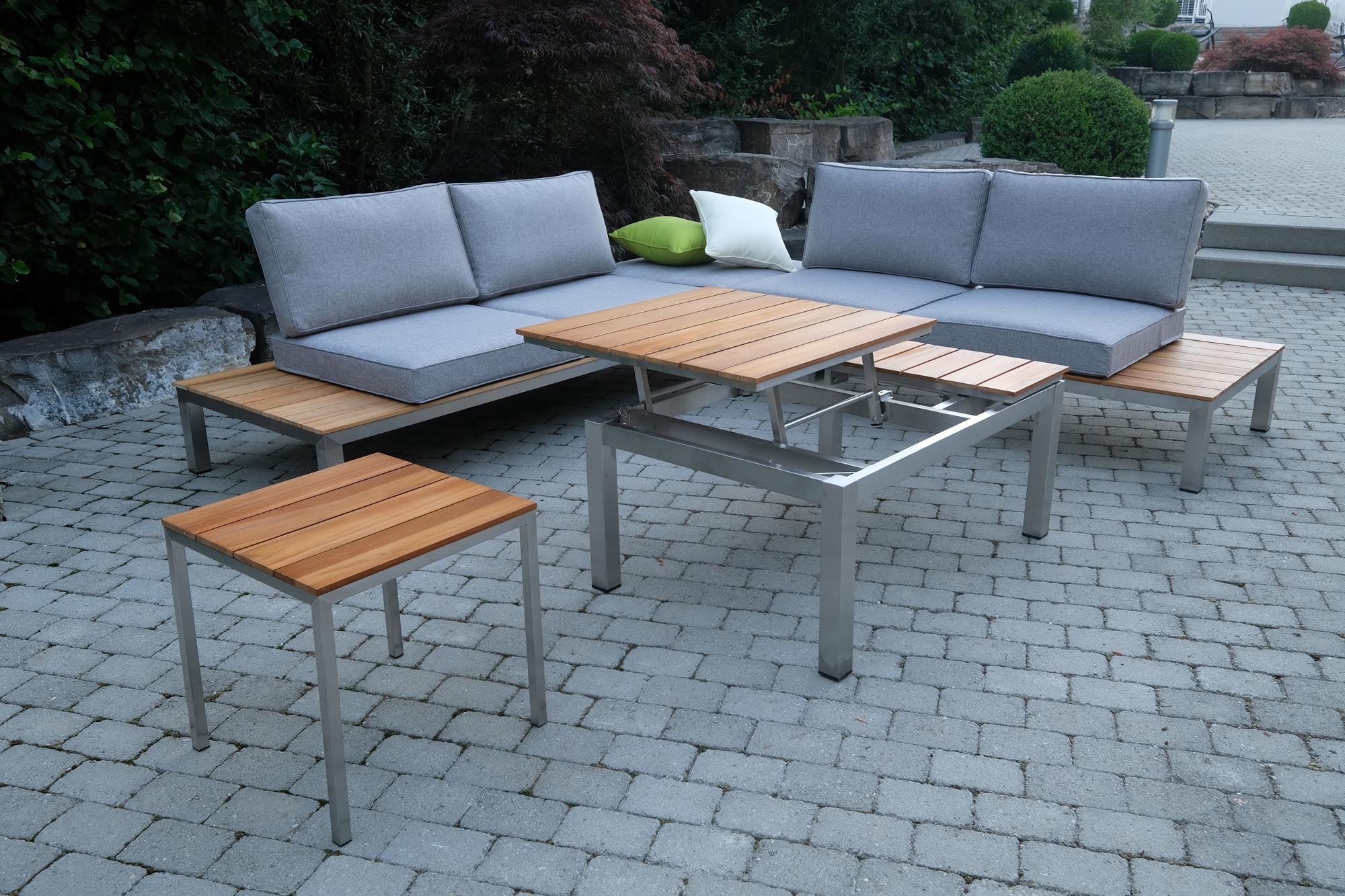 Eleganter Funktions-Couchtisch Verona von Be Garden, gefertigt aus edlem Teakholz, ideal für entspannte Momente im Freien.