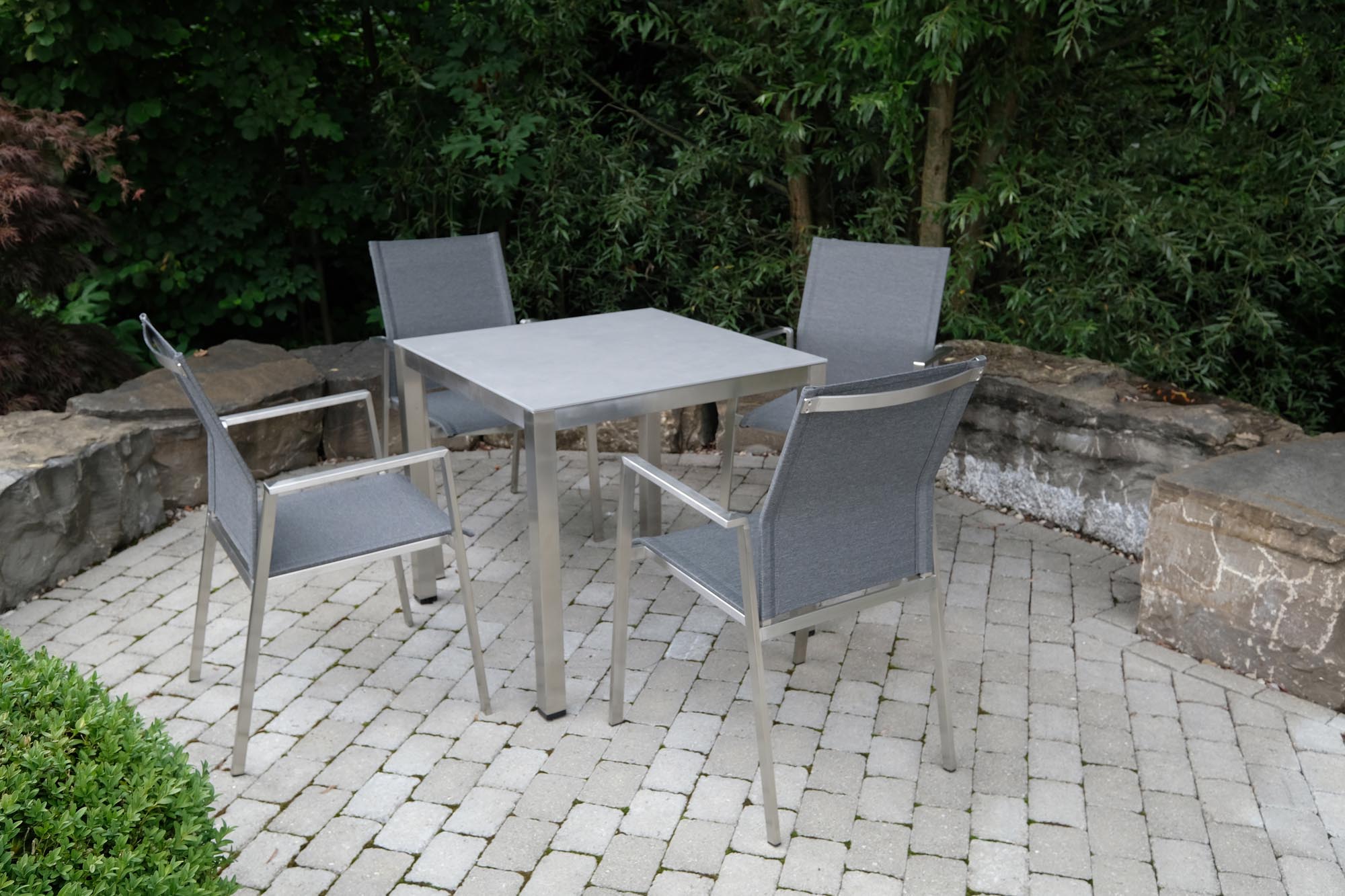 Eleganter Gartenstuhl Turin in stilvollem Silber-Taupe, ideal für entspannte Stunden im Freien, präsentiert von Be Garden.