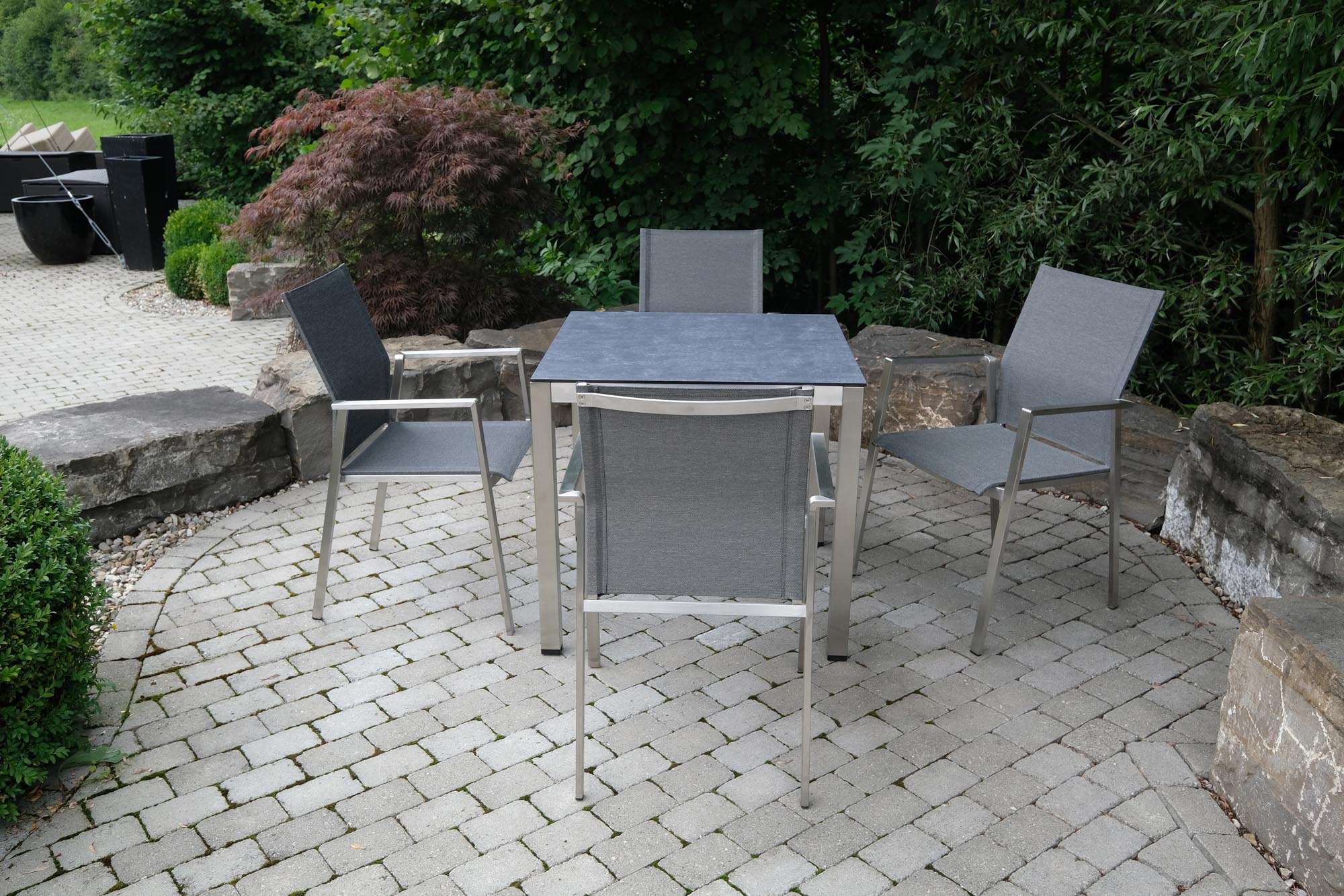 Eleganter Gartenstuhl Turin in stilvollem Silber-Taupe, ideal für entspannte Momente im Freien, von Be Garden.