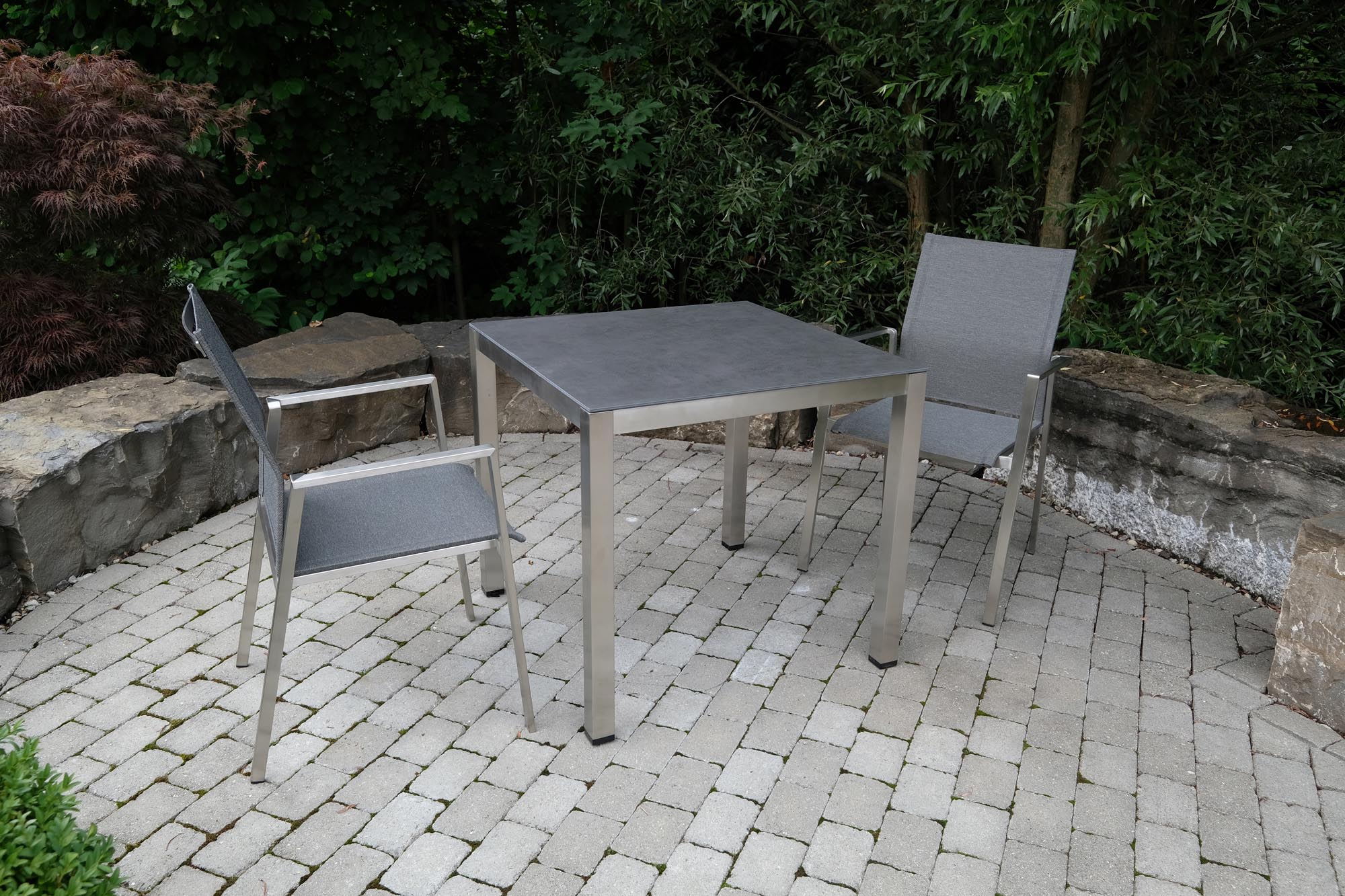 Moderner Gartenstuhl Turin in edlem Silber-Taupe, perfekt für gemütliche Stunden im Garten oder auf der Terrasse, von Be Garden.