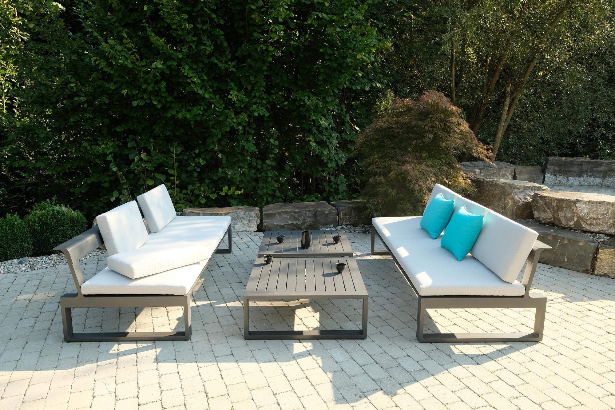 Gemütliches Gartensofa/Sonnenliege Florida von Be Garden, ideal für entspannte Stunden im Freien, stilvolles Design und Komfort.