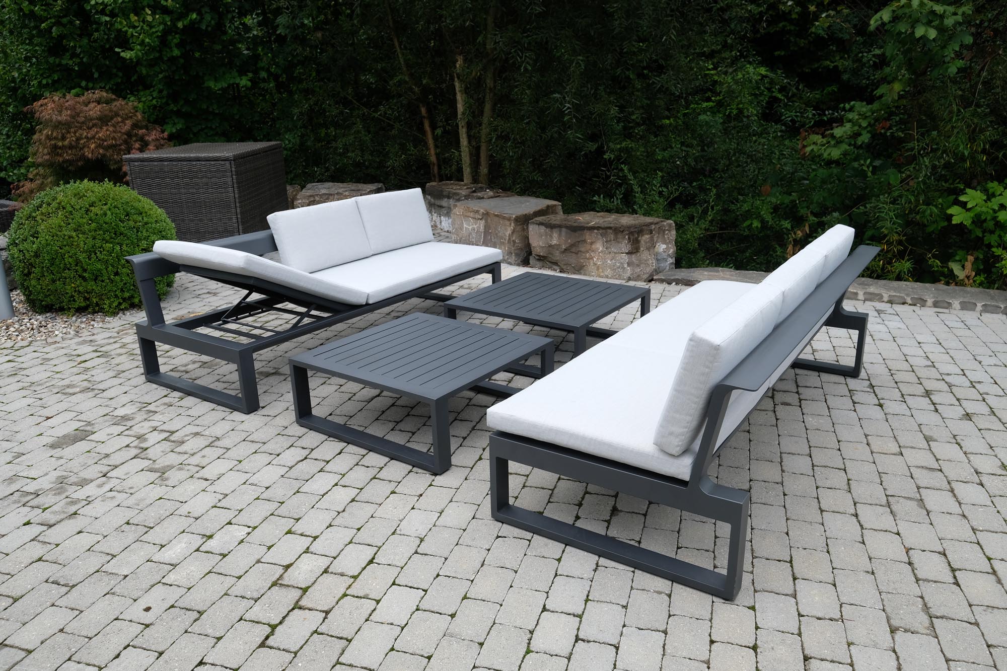 Elegantes Gartensofa/Sonnenliege Florida von Be Garden, perfekt für entspannte Momente im Freien mit modernem Flair und hohem Sitzkomfort.