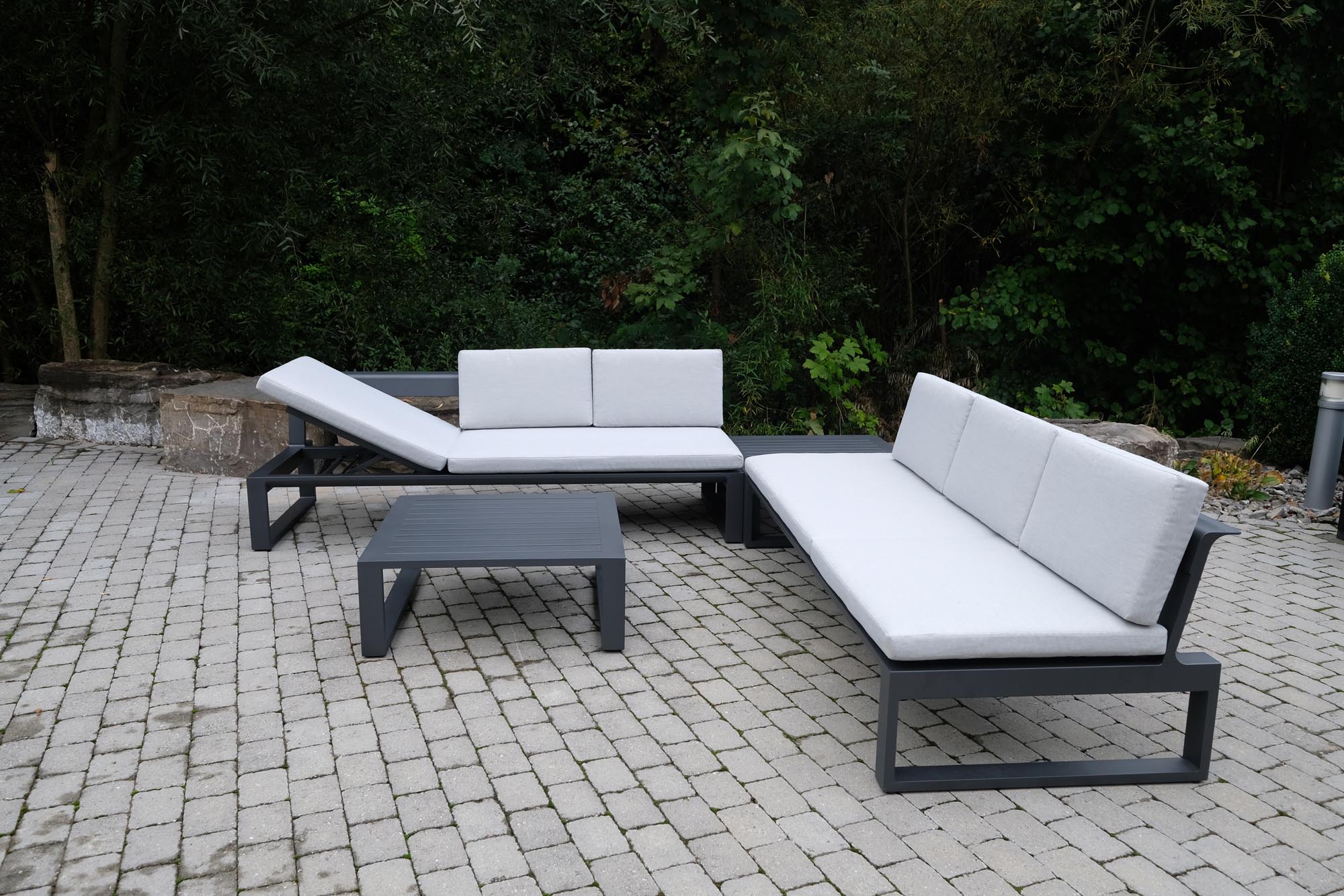 Stylisches Gartensofa/Sonnenliege Florida von Be Garden, ideal für gemütliche Stunden im Garten, vereint Komfort und modernes Design.