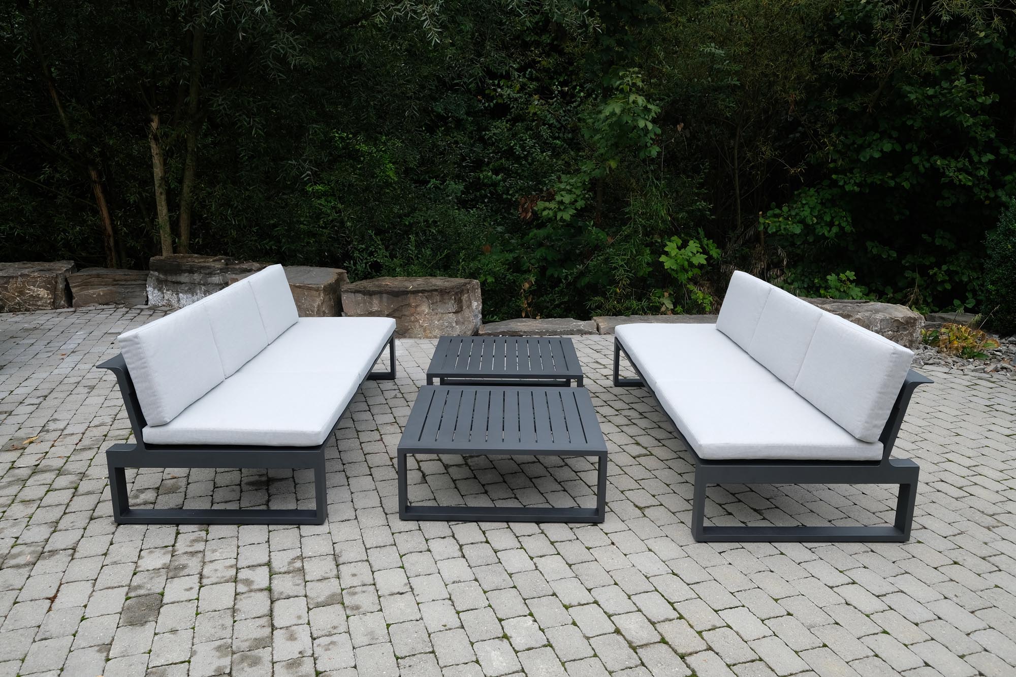 Elegantes Gartensofa/Sonnenliege Florida von Be Garden, perfekt für entspannte Momente im Freien, kombiniert Funktionalität mit zeitgemäßem Stil.