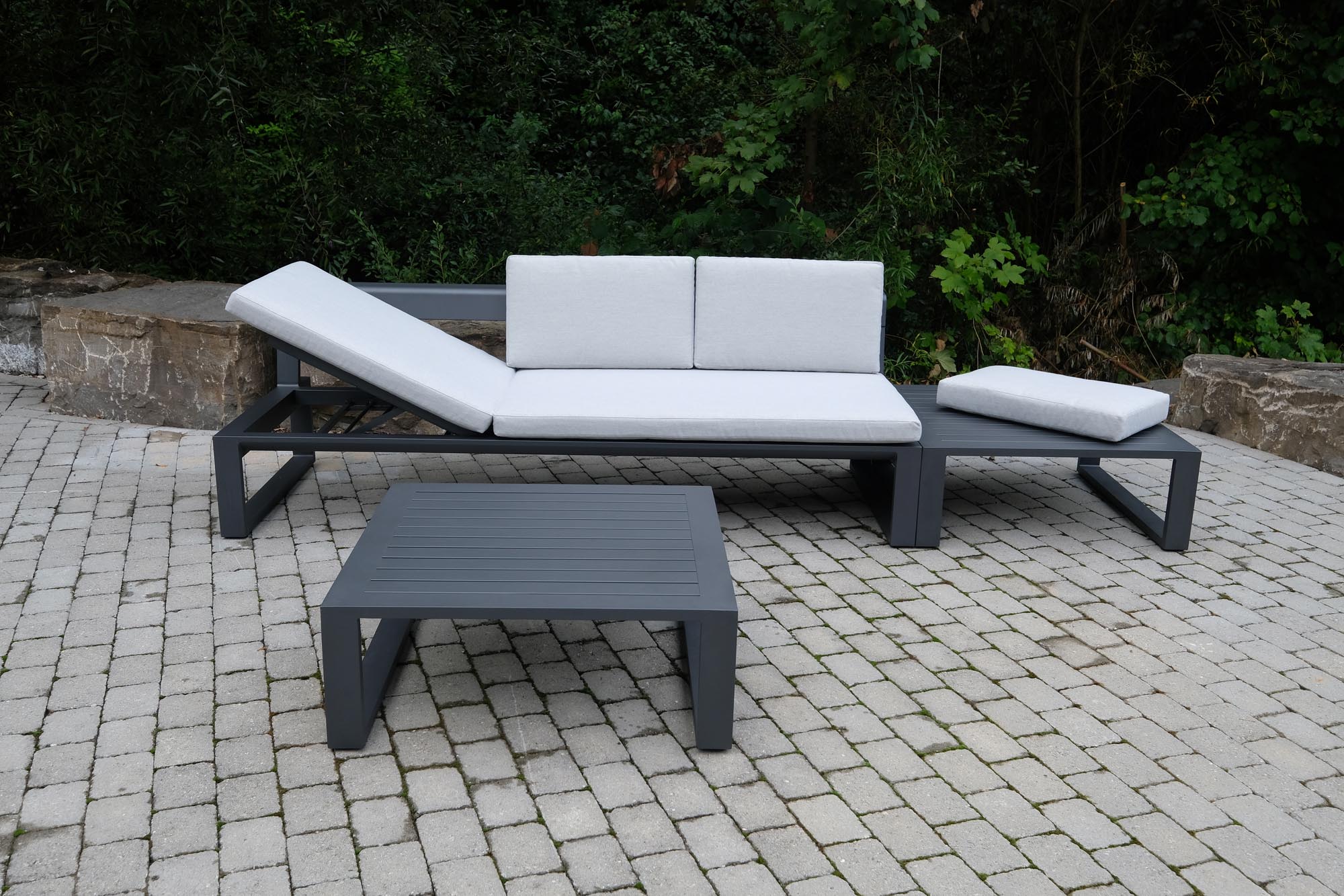 Stylisches Gartensofa/Sonnenliege Florida von Be Garden, ideal für gemütliche Stunden im Garten oder auf der Terrasse.