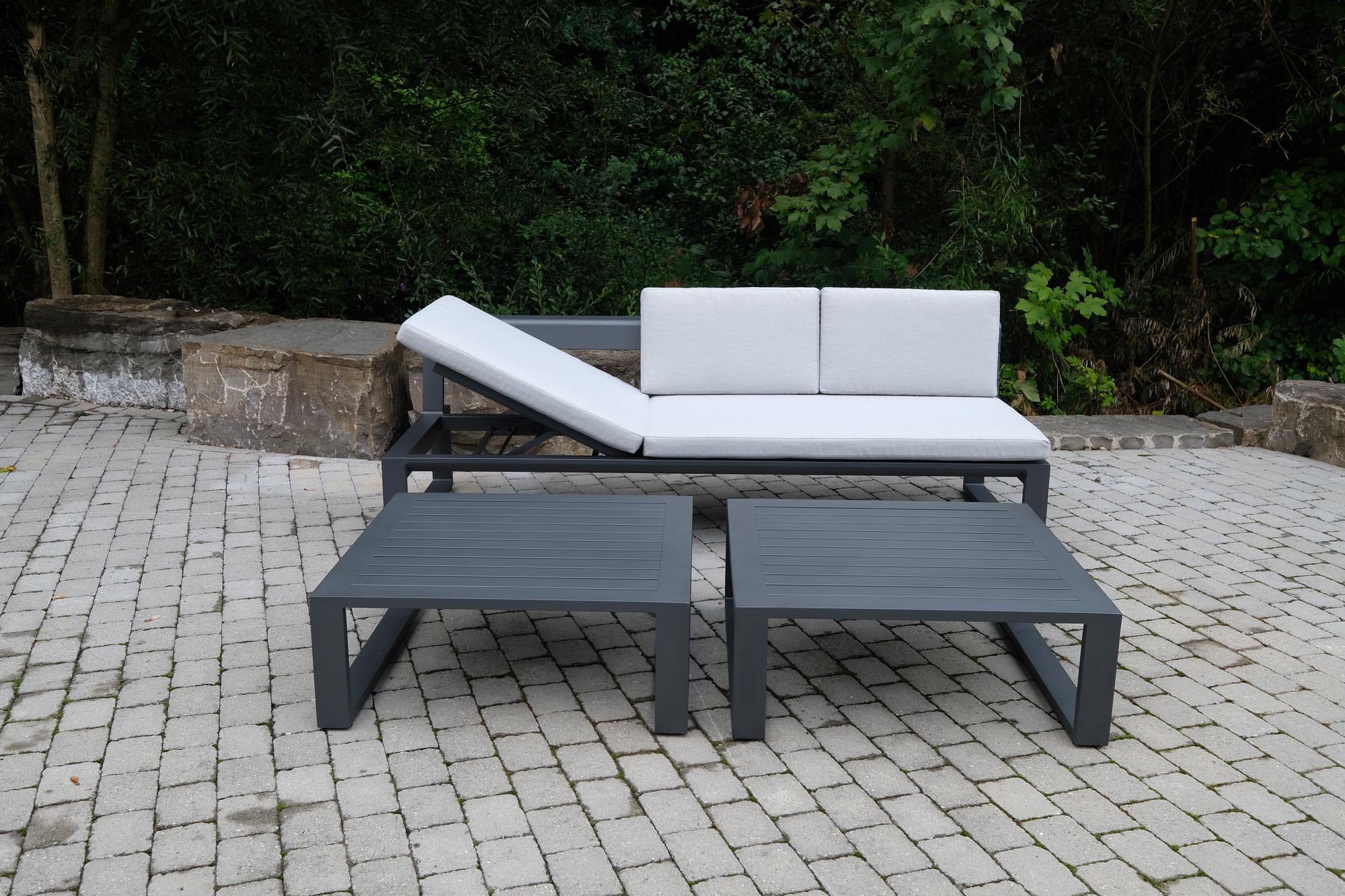 Elegantes Gartensofa/Sonnenliege Florida von Be Garden, perfekt für entspannte Momente im Freien und stilvolle Gartenarrangements.