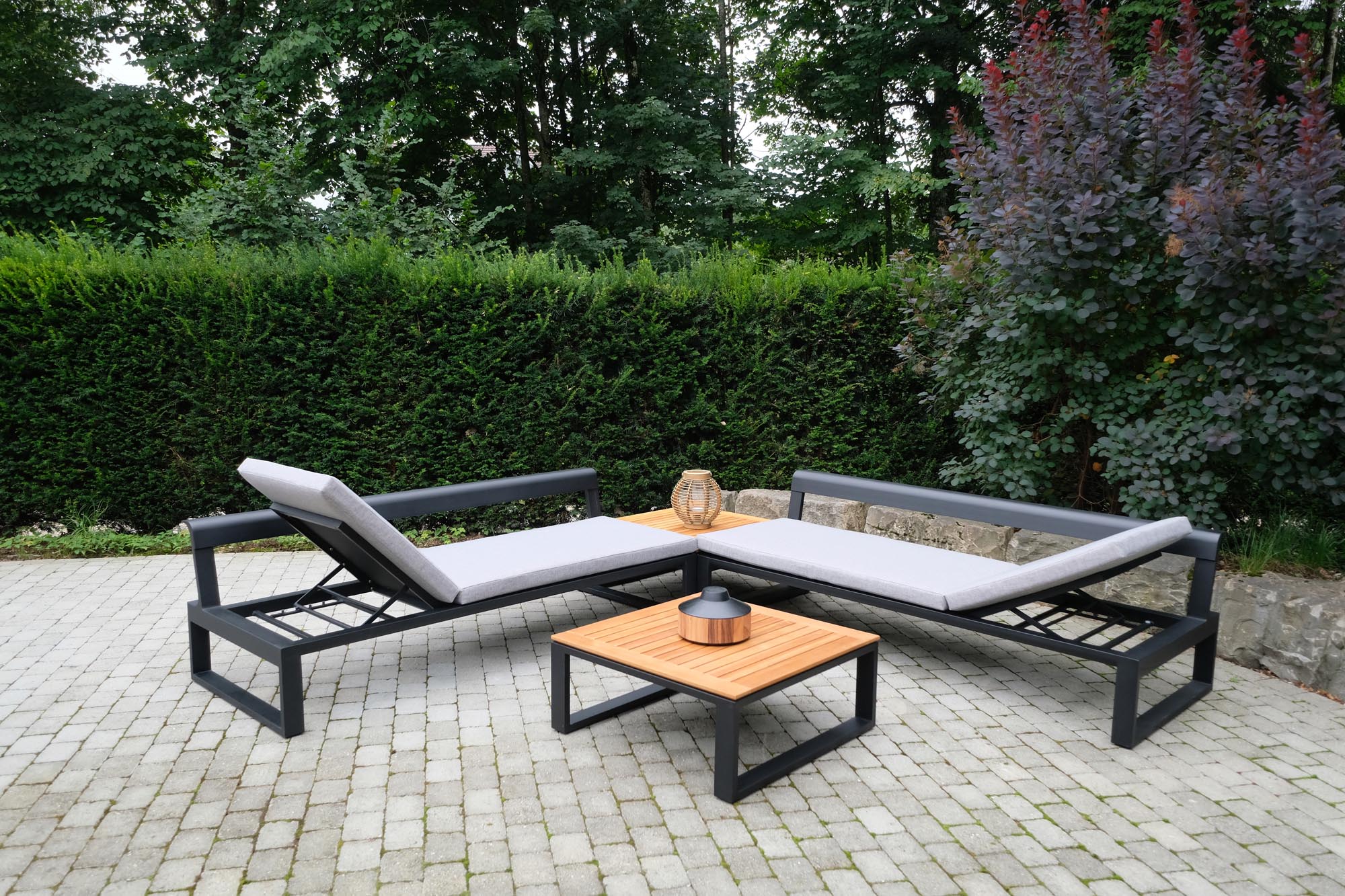 Elegantes Gartensofa/Sonnenliege Florida von Be Garden, perfekt für entspannte Momente im Freien mit stilvollem und komfortablem Design.