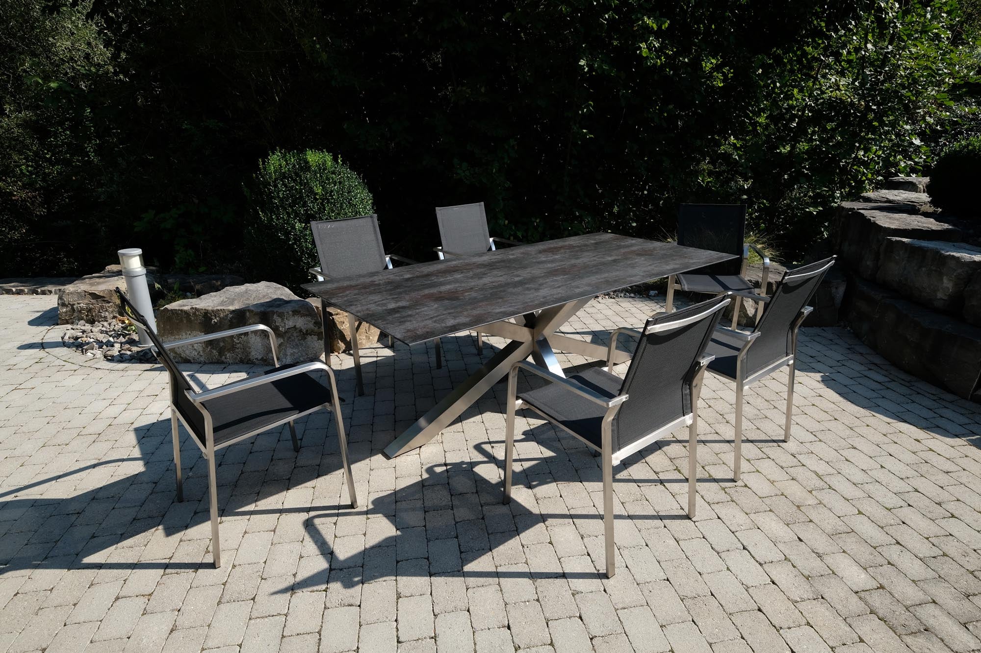 Moderner Gartentisch Monaco mit robustem Edelstahlrahmen, 210x100 cm, in ansprechendem Grau, perfekt für entspannte Stunden im Freien.