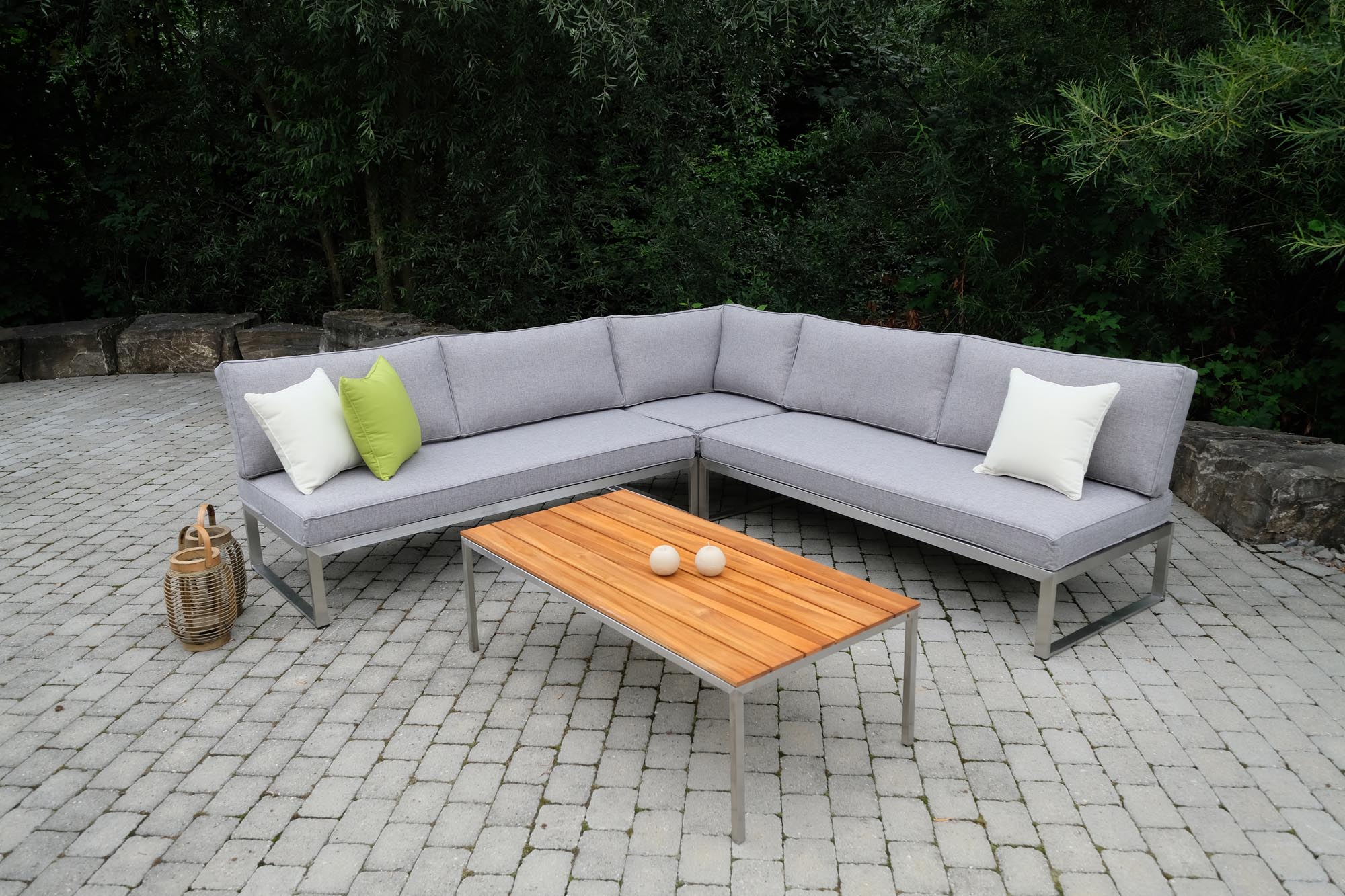 Elegante Gartenlounge Futura groß von Be Garden, perfekt für gesellige Abende im Freien, vereint modernes Design mit hohem Sitzkomfort.