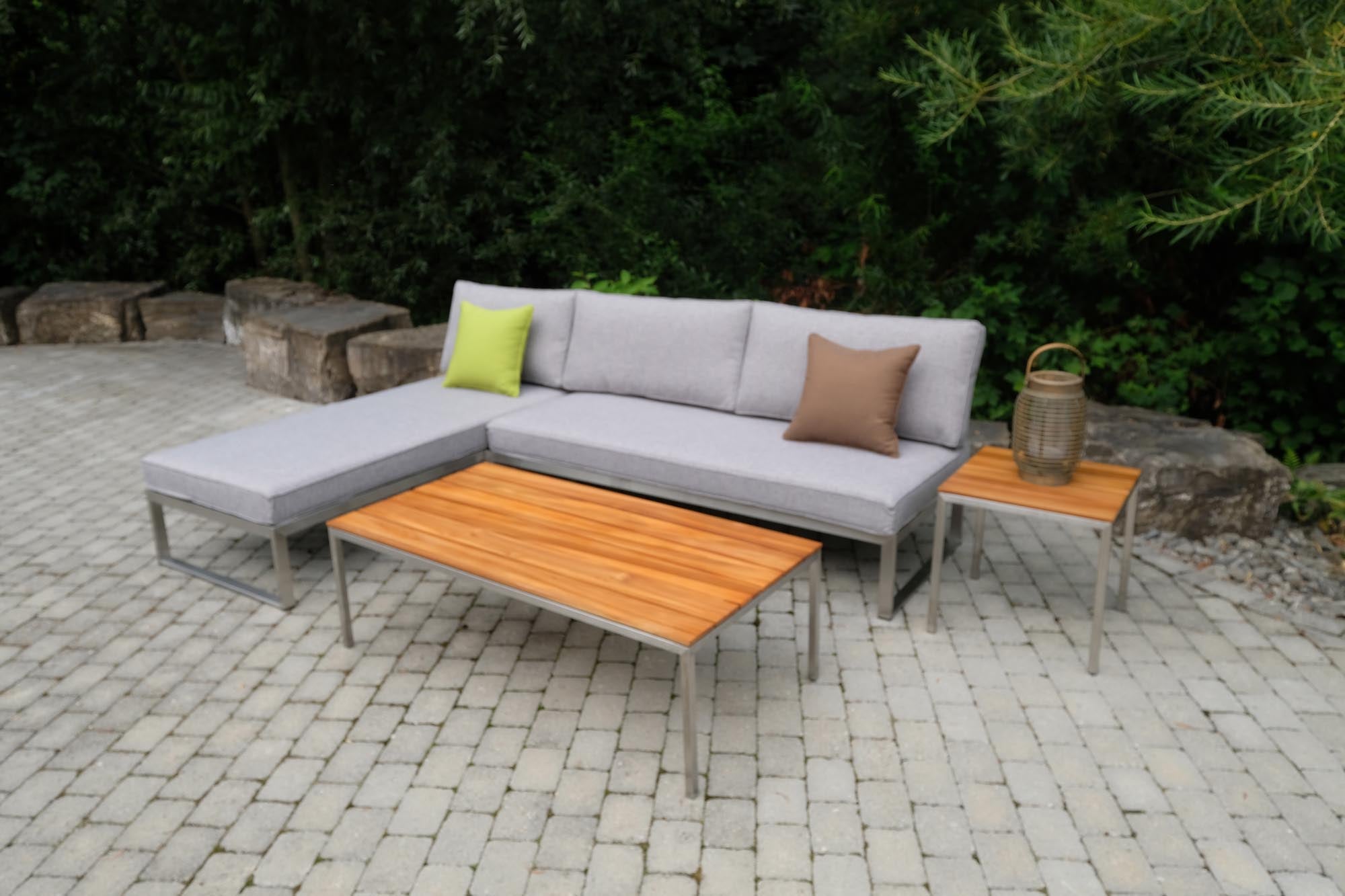 Modernes Loungeelement Futura von Be Garden, ideal für entspannte Stunden im Freien, kombiniert zeitgemäße Ästhetik mit hohem Sitzkomfort.