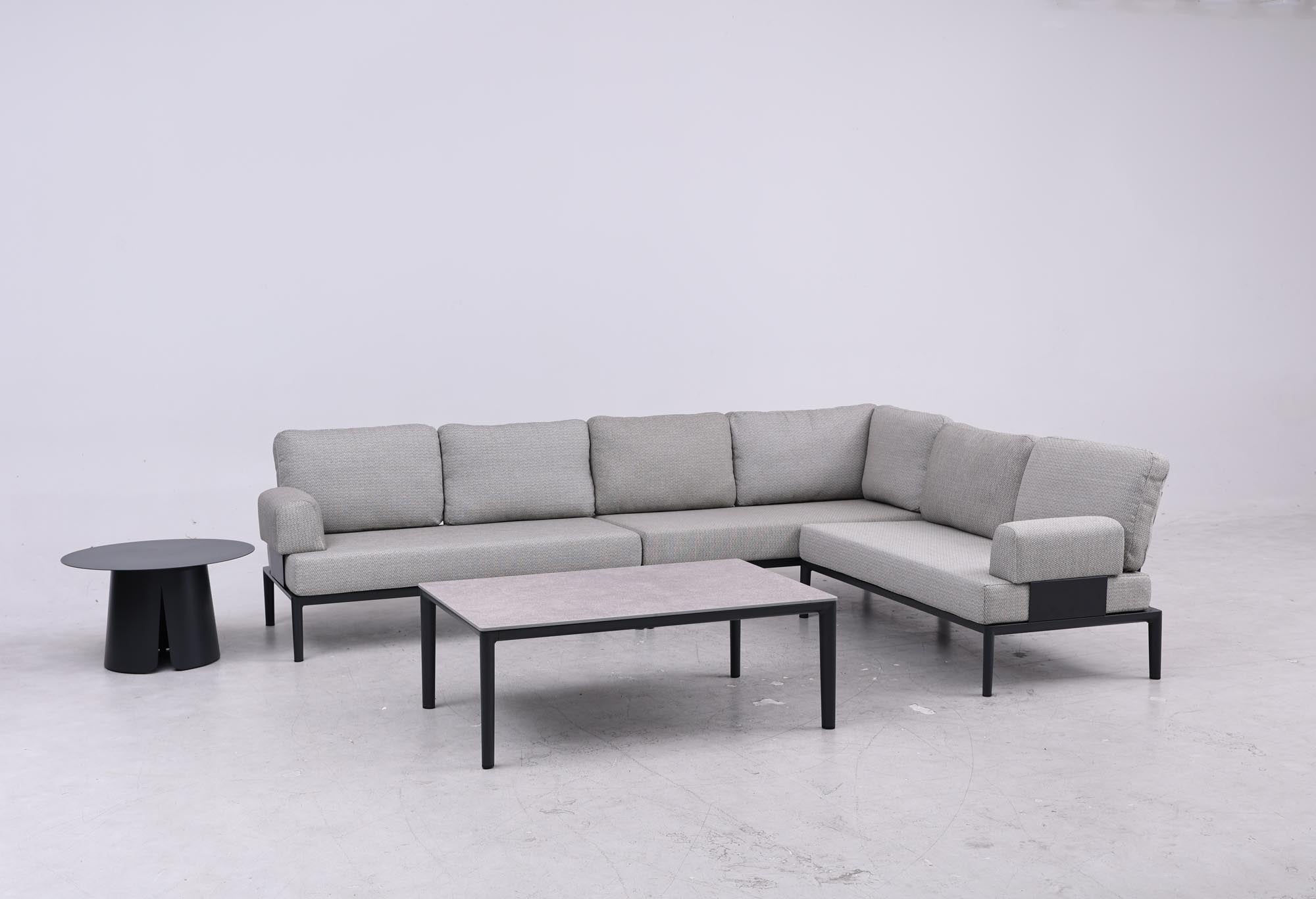 Modernes 2-Sitzer Gartensofa mit praktischer Eckform in stilvollem Anthrazit, perfekt für gemütliche Stunden im Garten.
