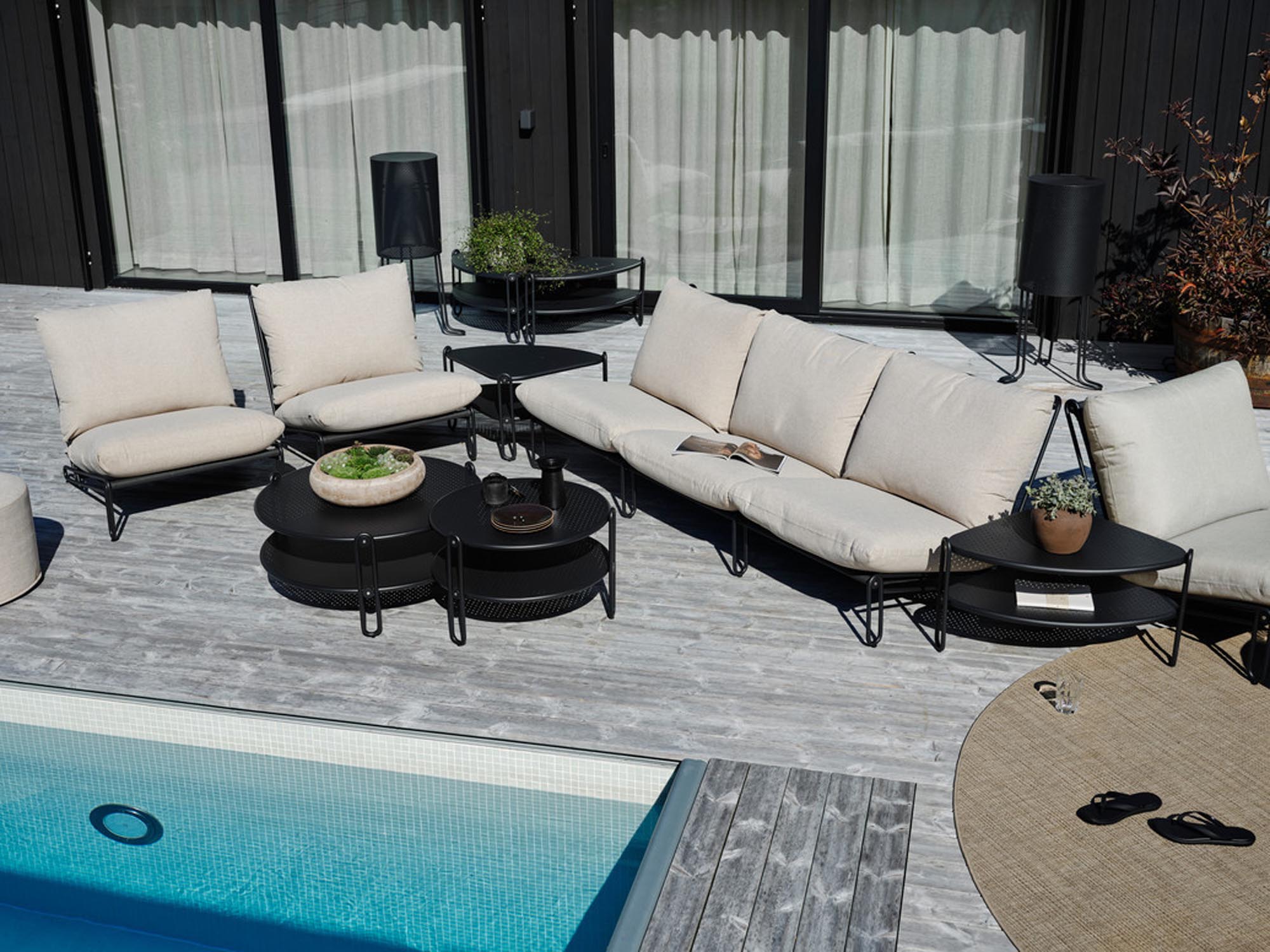 Stylisches Mittelstück des Blixt Lounger von Be Garden, ideal für entspannte Stunden im Freien, vereint Funktionalität und ansprechende Ästhetik.