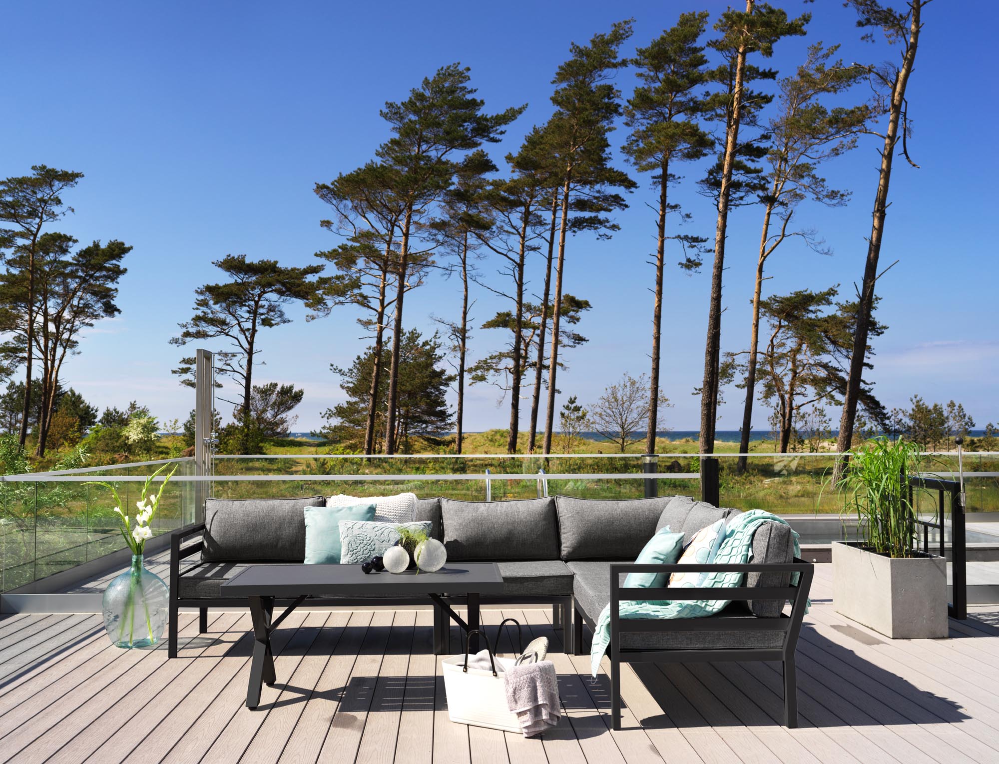 Elegante Loungegruppe Weldon von Be Garden, perfekt für gesellige Abende im Freien, vereint Komfort und modernes Design.
