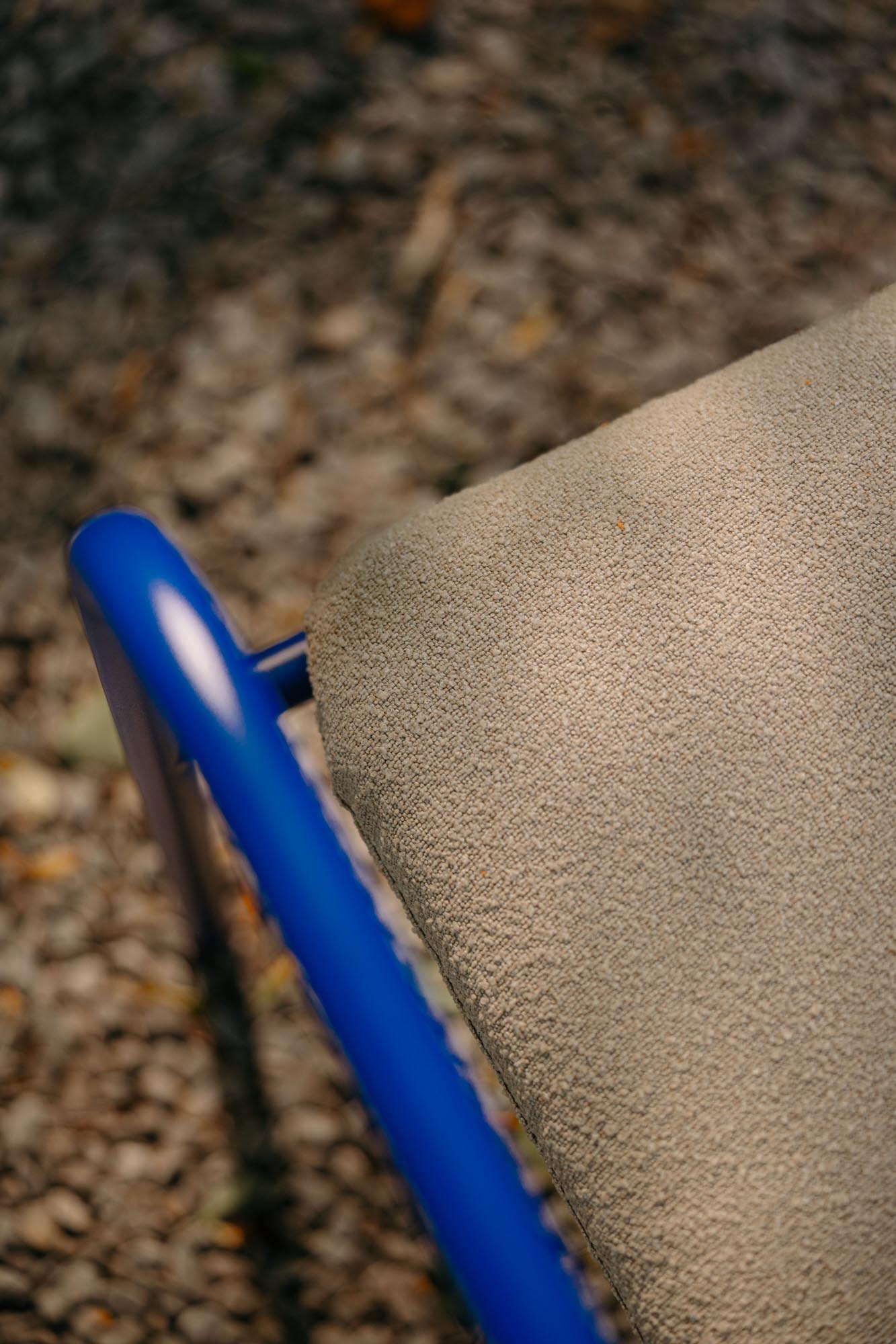 Gartensessel Bendt mit Armlehnen in Blau-beige präsentiert im Onlineshop von KAQTU Design AG. Outdoor-Sessel mit Armlehnen ist von Be Garden