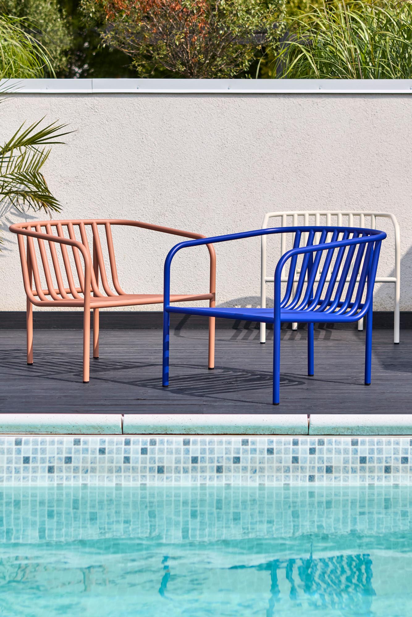 Gartensessel Bendt mit Armlehnen in Blau-beige präsentiert im Onlineshop von KAQTU Design AG. Outdoor-Sessel mit Armlehnen ist von Be Garden