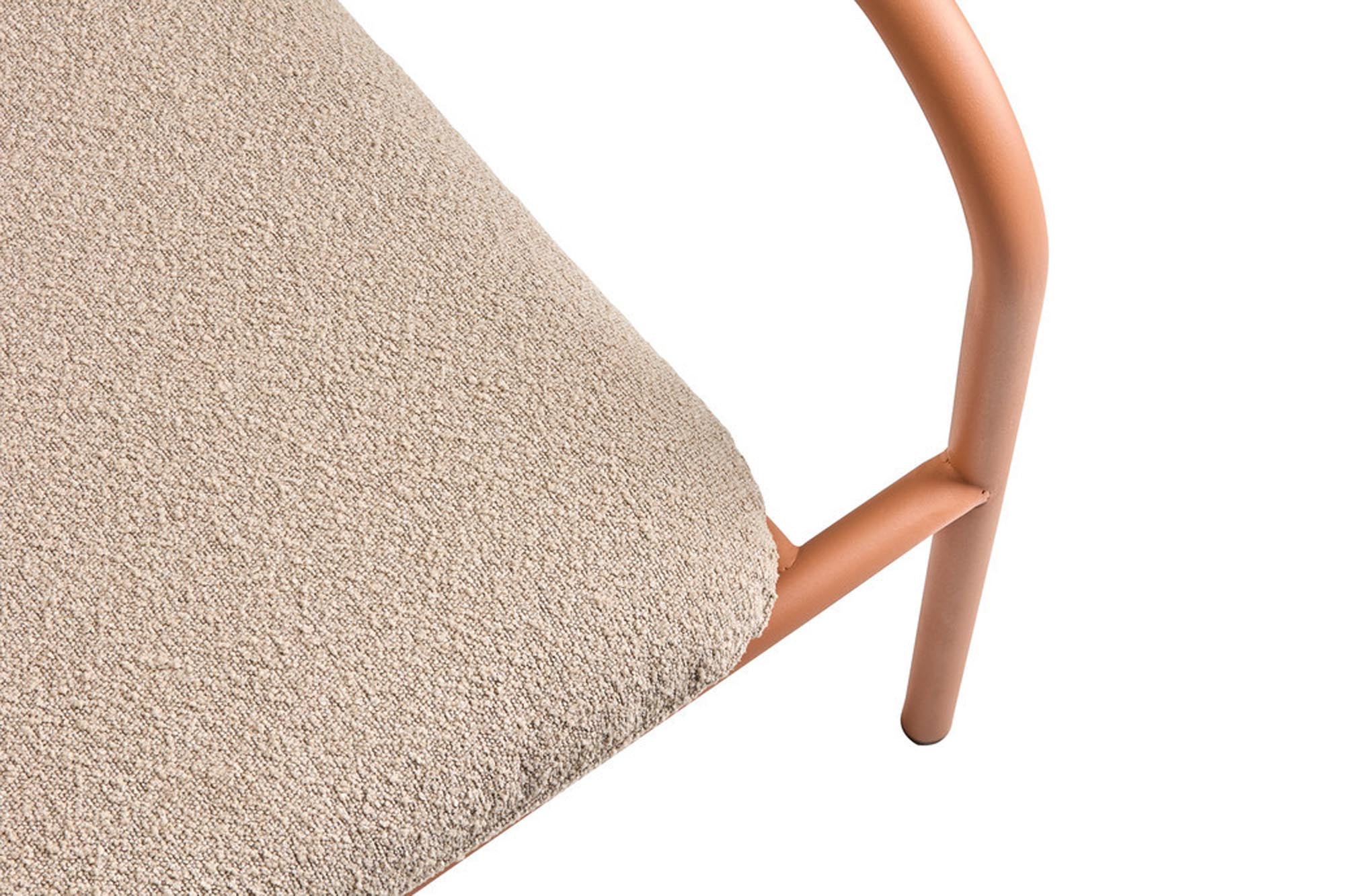 Elegantes Lounge Sofa Bendt in sanftem pfirsich-beige, ausgestattet mit stabilen Armlehnen und einem stilvollen Stahlgestell für höchsten Komfort.