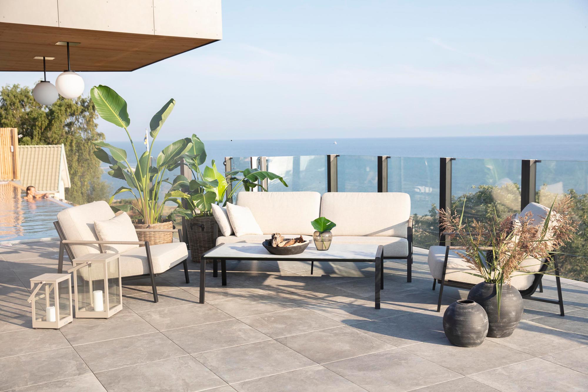 Moderne Gartenlounge Lyra in stilvollem Hellgrau-beige und Schwarz, ideal für entspannte Stunden im Freien.