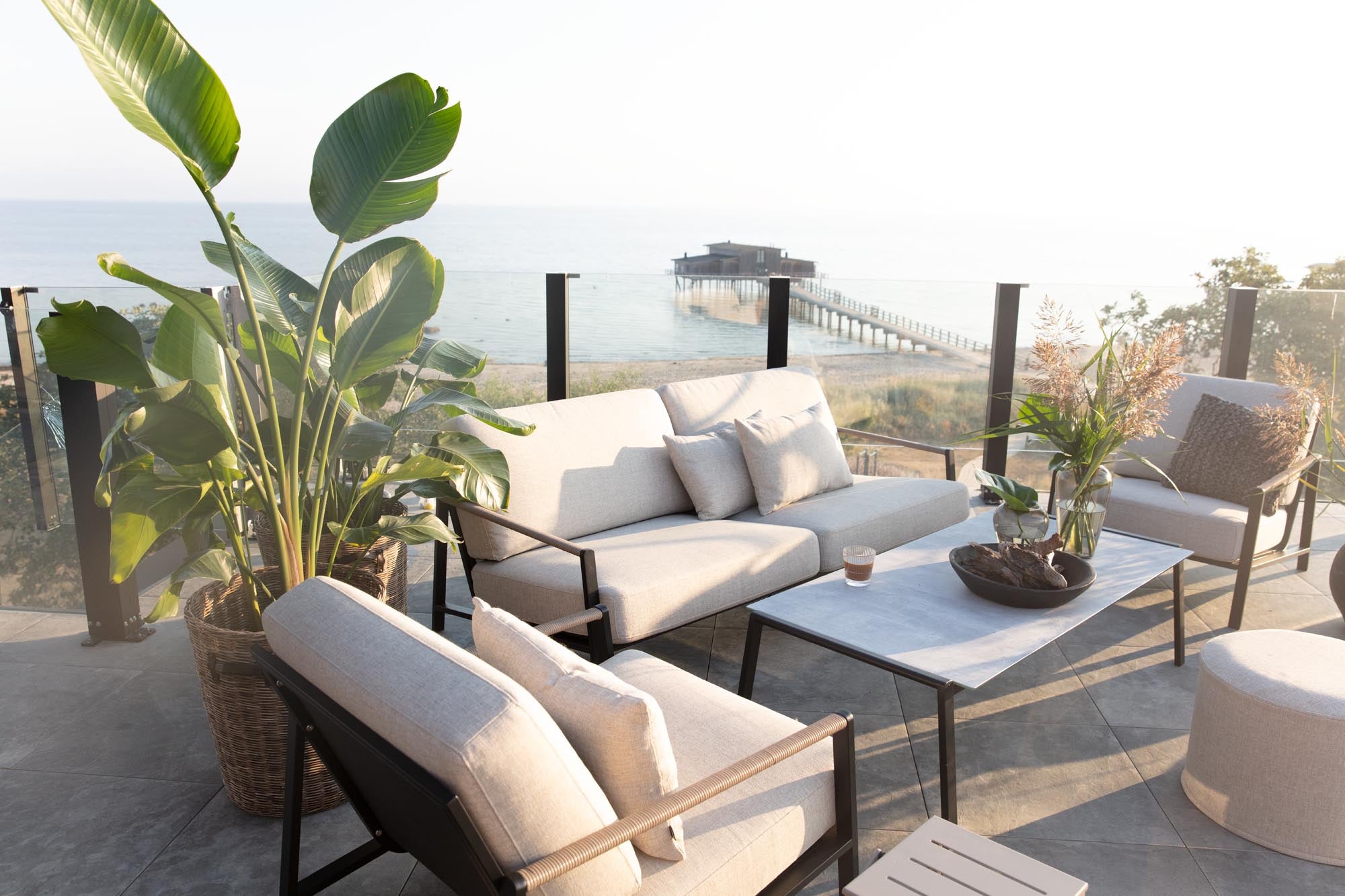 Elegante Gartenlounge Lyra in sanften Grautönen, perfekt für gesellige Abende im Freien und stilvolle Entspannung im Garten.