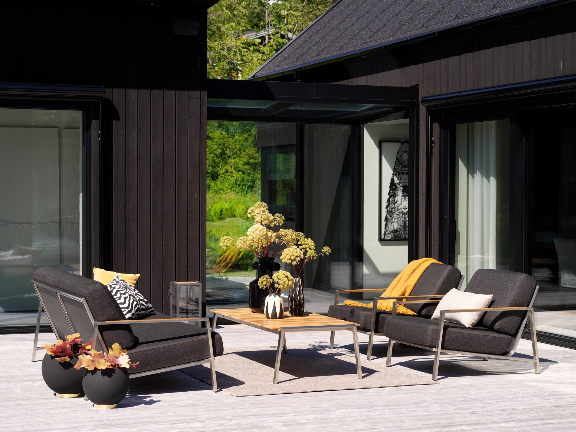Eleganter Loungetisch Naos von Be Garden, 140x75x40 cm, aus hochwertigem Teakholz, ideal für stilvolle Outdoor-Lounges.