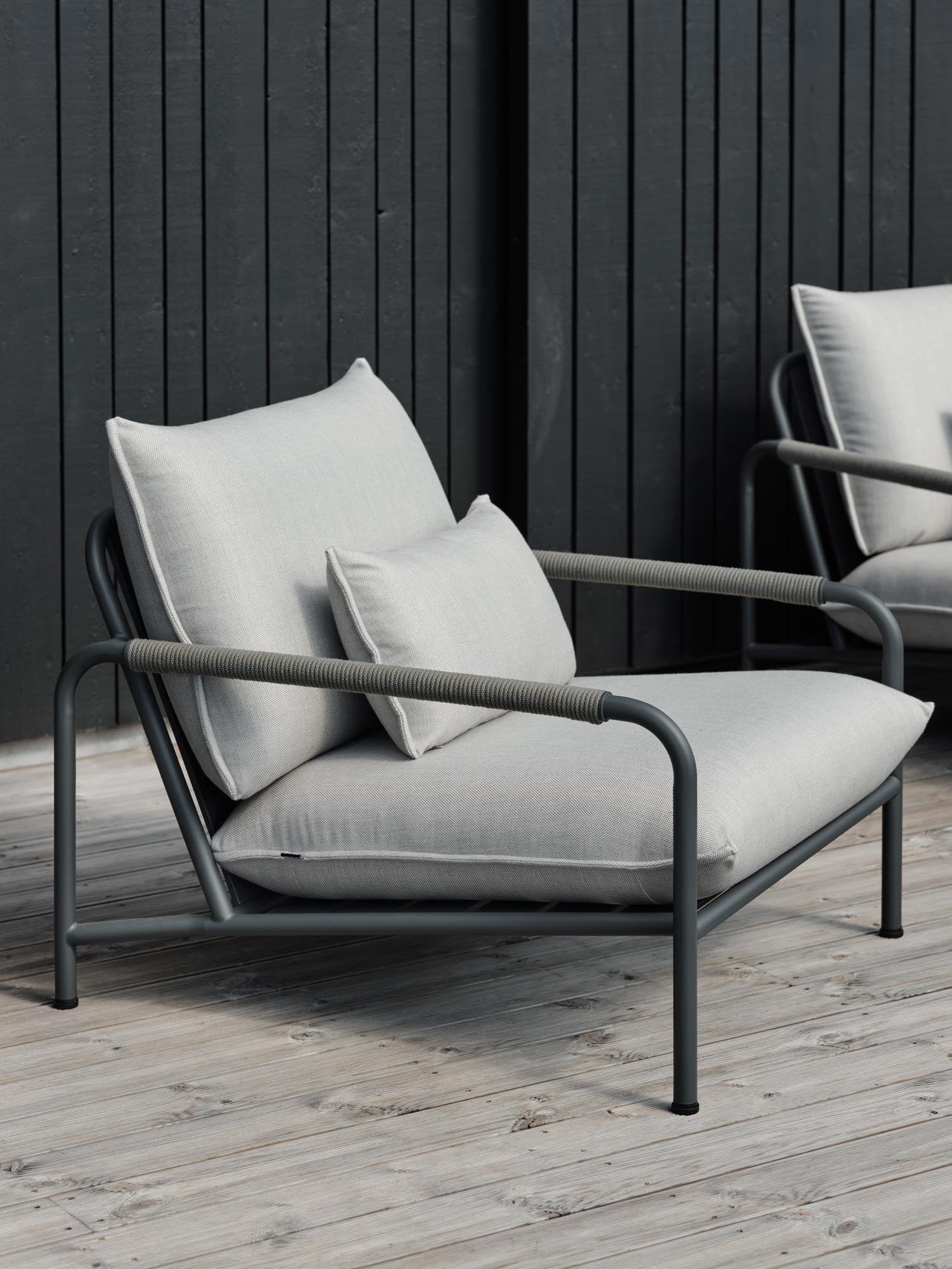 Gemütlicher Lounge Sessel Lerberget in stilvollem Anthrazit, ideal für entspannte Stunden im Freien. Perfekt für Garten und Terrasse.