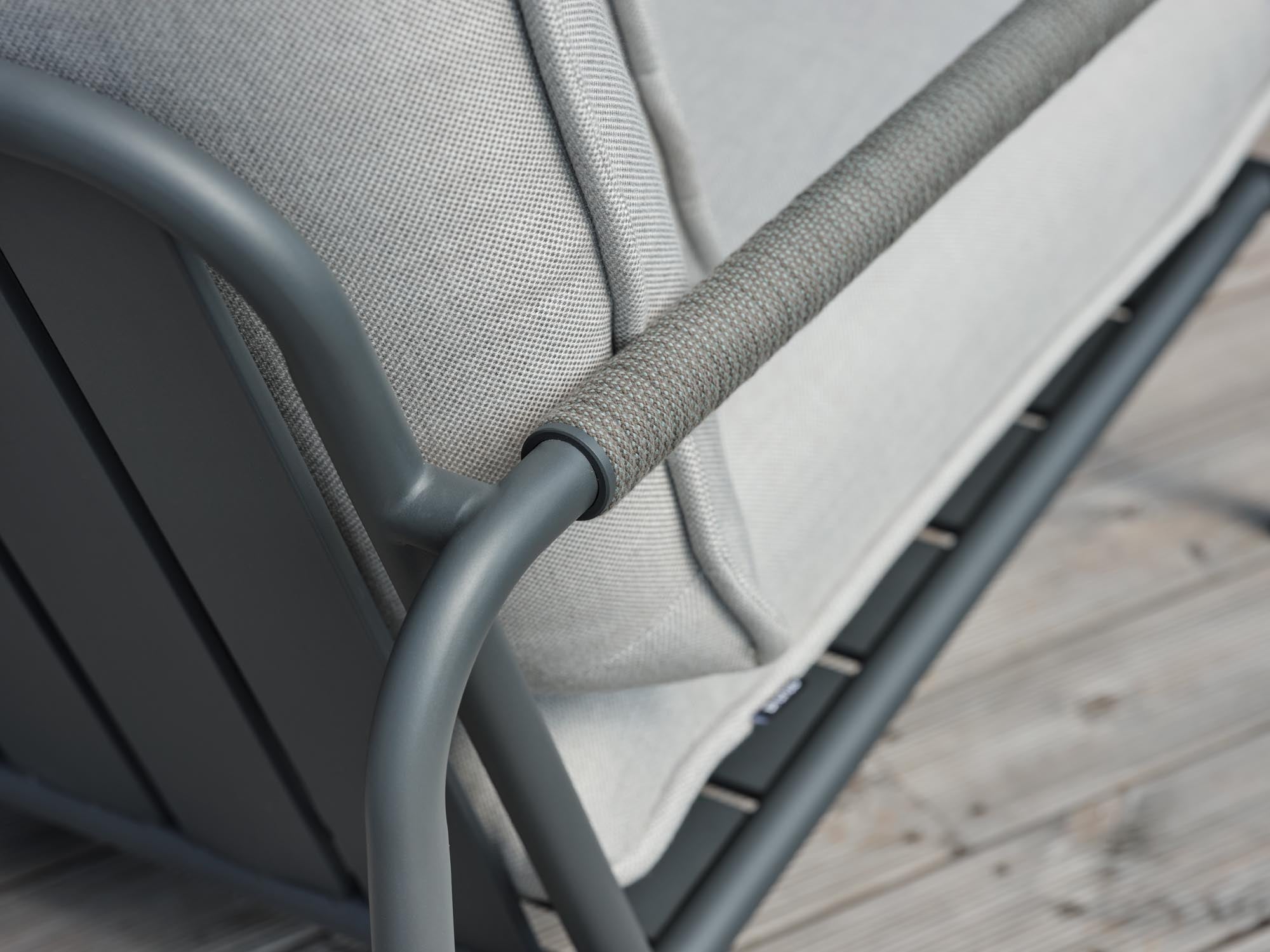 Eleganter Outdoor-Lounge Sessel Lerberget in modernem Anthrazit, perfekt für entspannte Momente im Freien auf Terrasse oder im Garten.