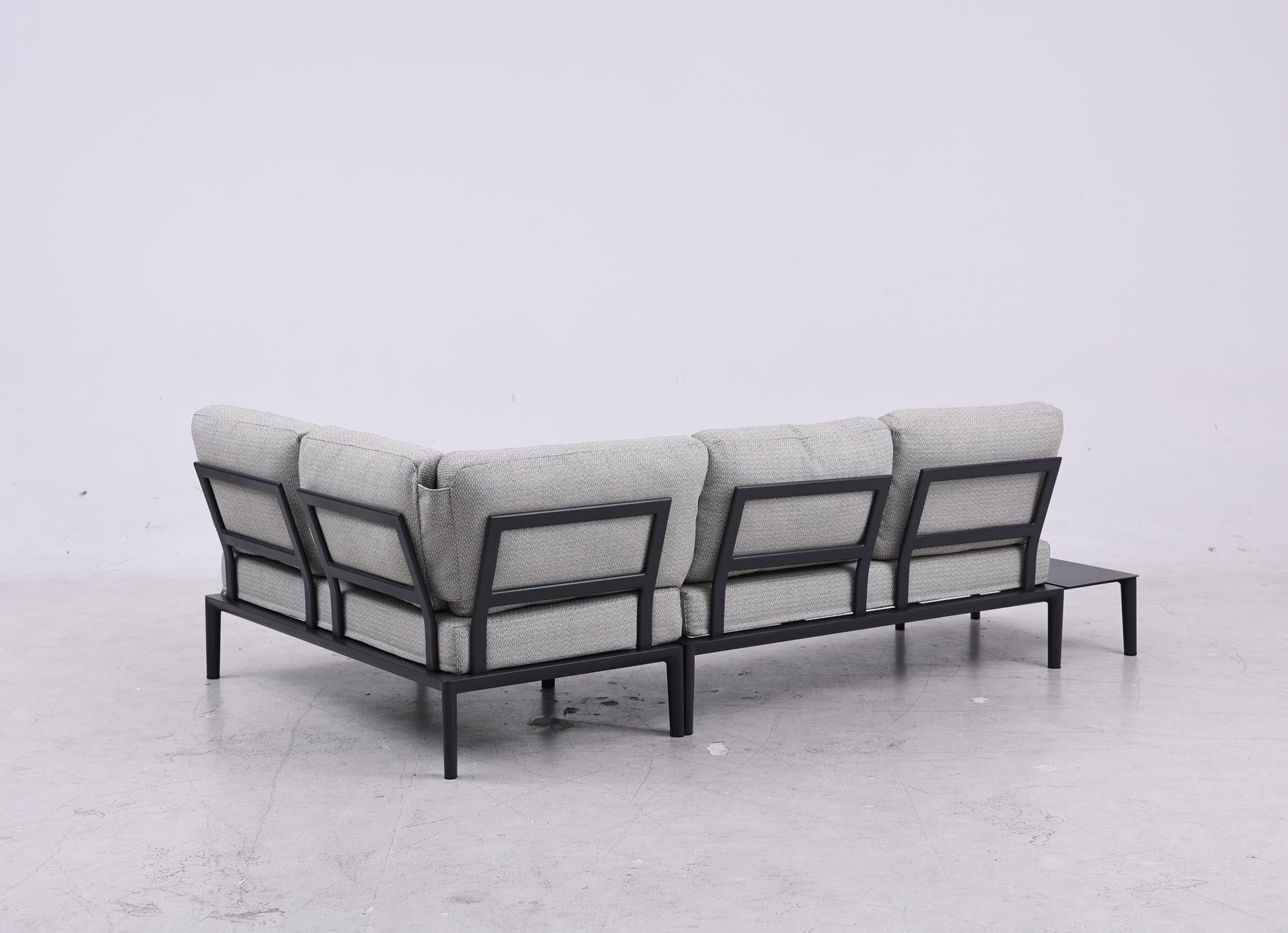 Modulares Loungeset Fiore für 4 Personen mit praktischem Beistelltisch, ideal für entspannte Stunden im Garten oder auf der Terrasse.