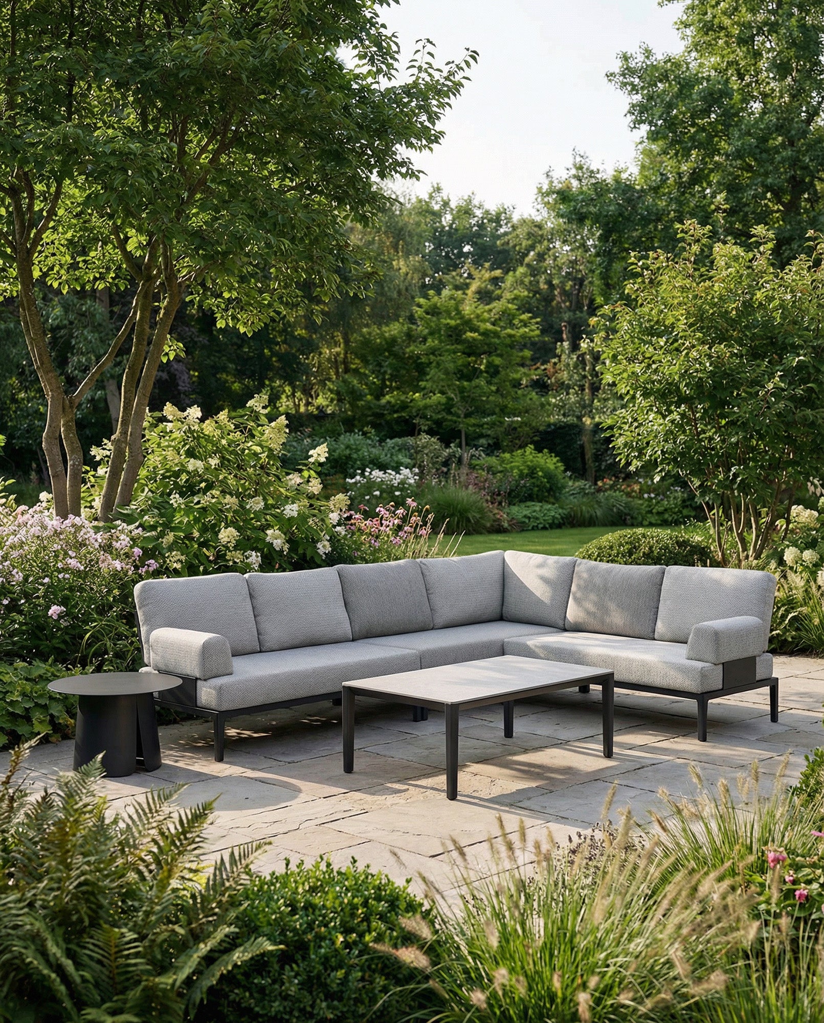 Modulares Garten-Loungeset Fiore 6 Sitzer Loungetischen und 2 Armlehnen in Anthrazit präsentiert im Onlineshop von KAQTU Design AG. Loungeset ist von Be Garden