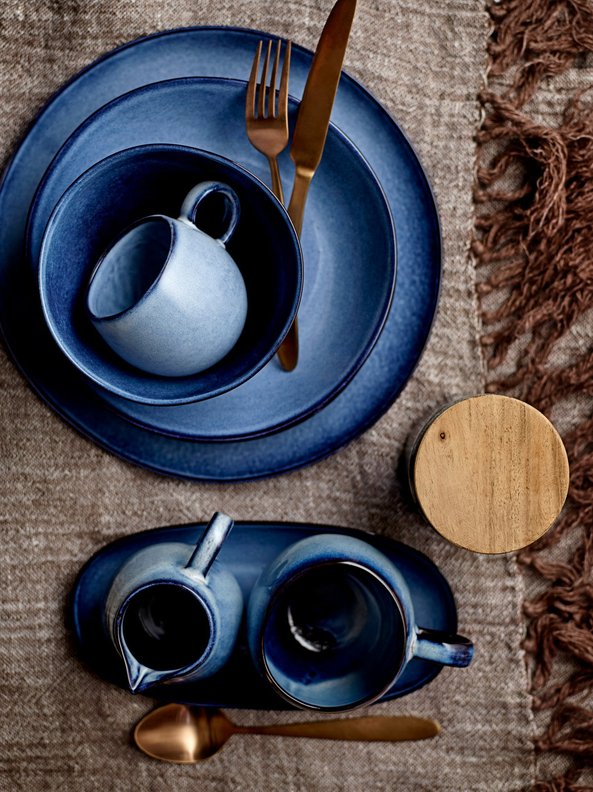 Sandrine Becher, Blau, Steingut in Blue präsentiert im Onlineshop von KAQTU Design AG. Tasse ist von Bloomingville