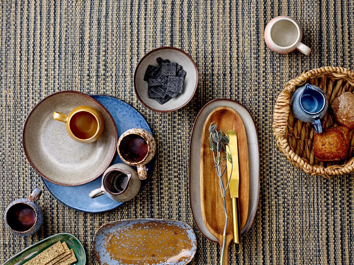 Beige Servierplatte aus Steingut der Serie Sandrine von Bloomingville mit ungleichmässigen Kanten und reaktiver Glasur, oval geformt