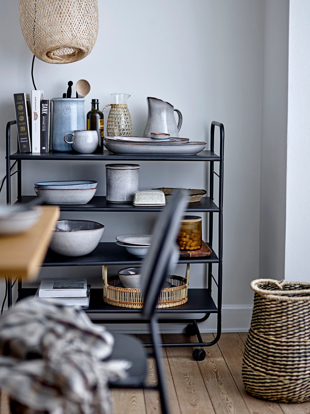 Sandrine Servierplatte, Blau, Steingut in Blue präsentiert im Onlineshop von KAQTU Design AG. Servierplatten ist von Bloomingville