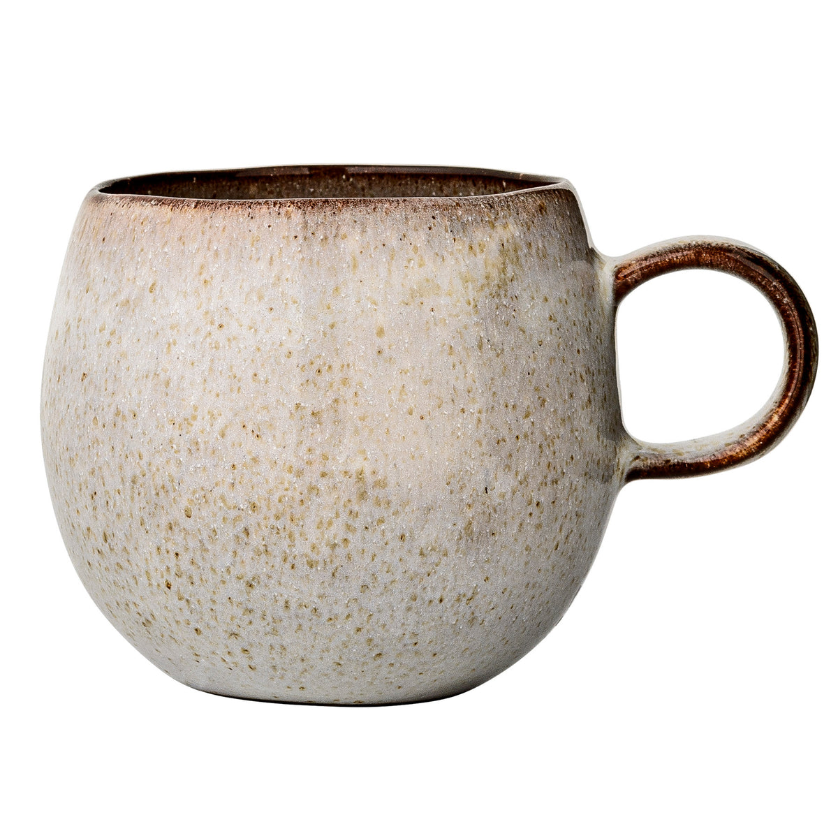 Beiger Becher aus Steingut der Serie Sandrine von Bloomingville, mit reaktiver Glasur und leicht ungleichmässiger Oberfläche, handgefertigt in Portugal.