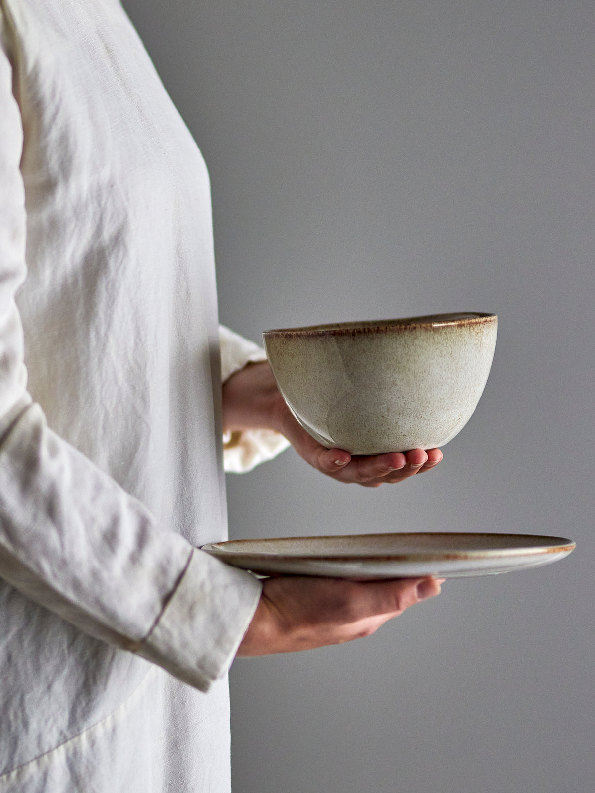 Beige Schale aus Steingut mit gesprenkelter Oberfläche und dunkelbraunem Rand, Modell Sandrine von Bloomingville, rund geformt
