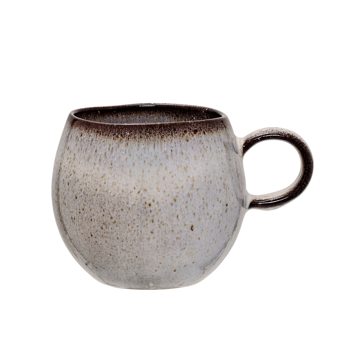 Beige Tasse aus Steingut der Serie Sandrine von Bloomingville mit reaktiver Glasur und leicht ungleichmässigen Kanten, handgefertigt.