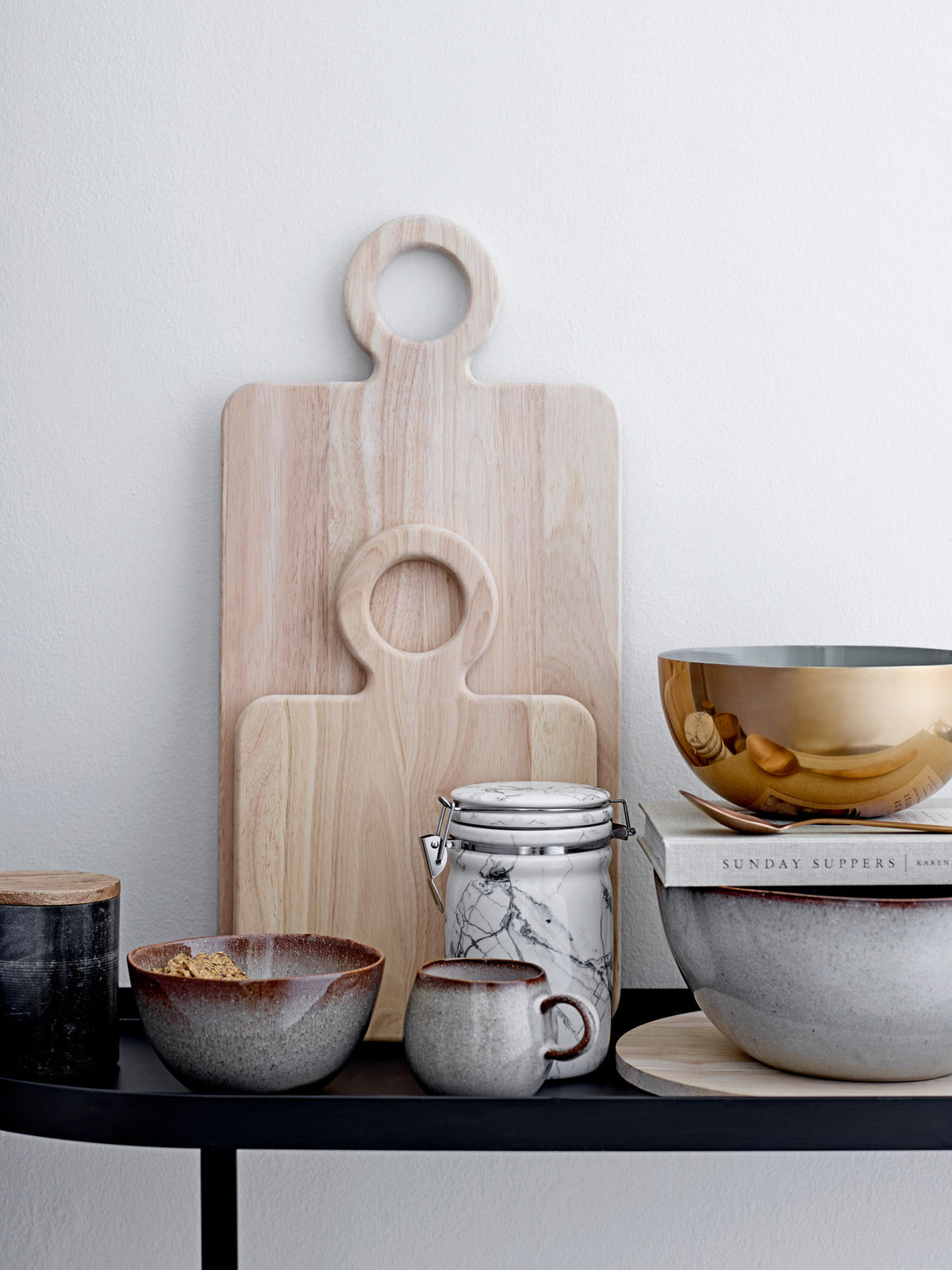 Beige Tasse aus Steingut der Serie Sandrine von Bloomingville mit reaktiver Glasur und leicht ungleichmässigen Kanten, handgefertigt.