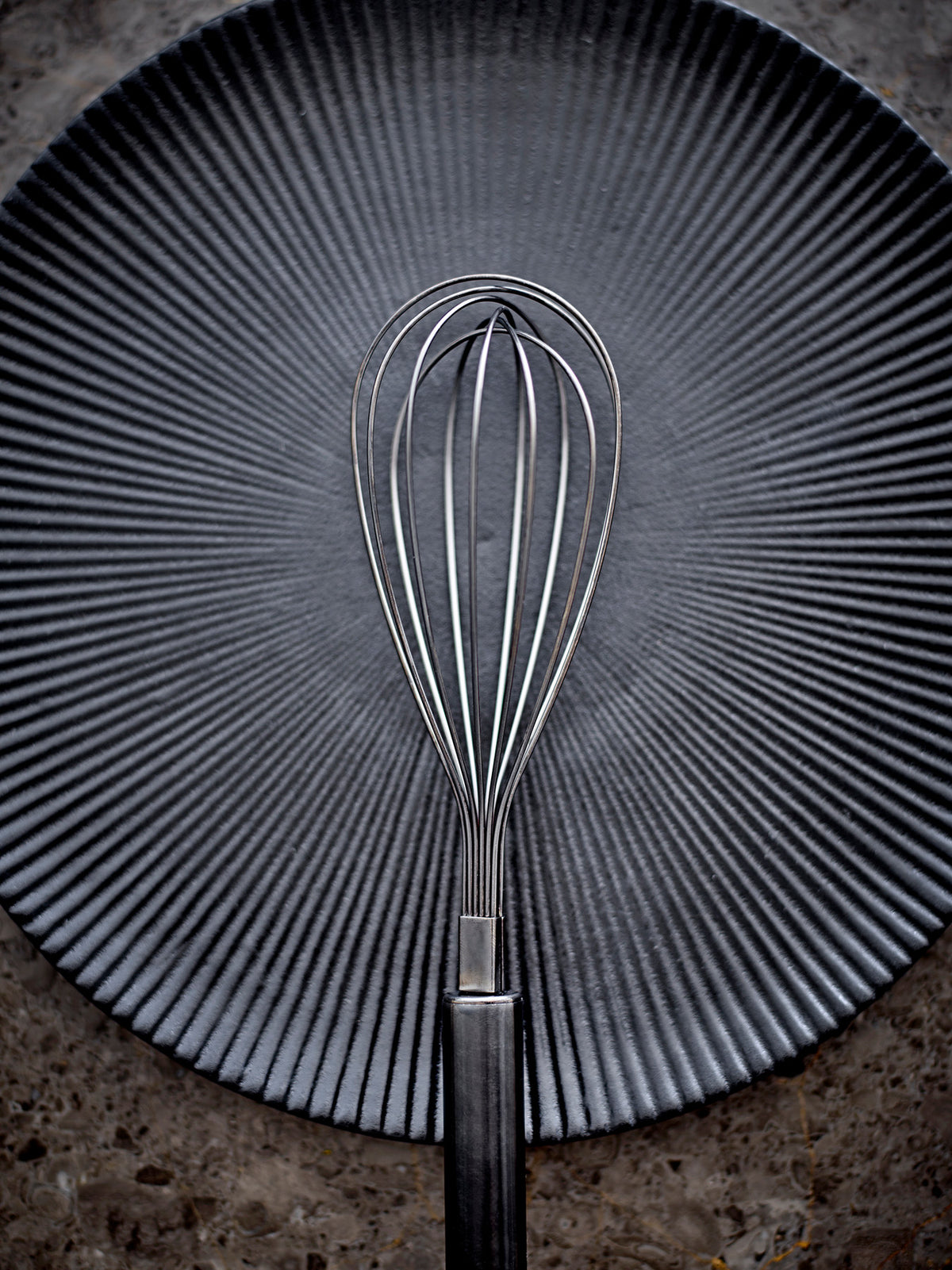 Neri Teller, Schwarz, Steingut in Black präsentiert im Onlineshop von KAQTU Design AG. Teller ist von Bloomingville