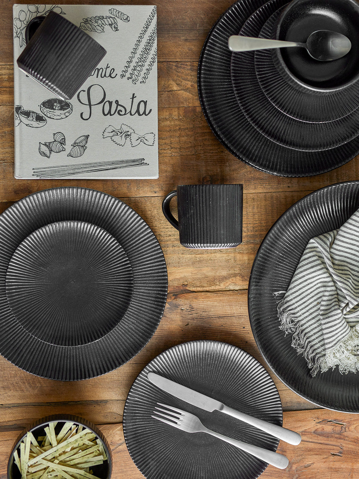 Neri Becher, Schwarz, Steingut in Black präsentiert im Onlineshop von KAQTU Design AG. Tasse ist von Bloomingville
