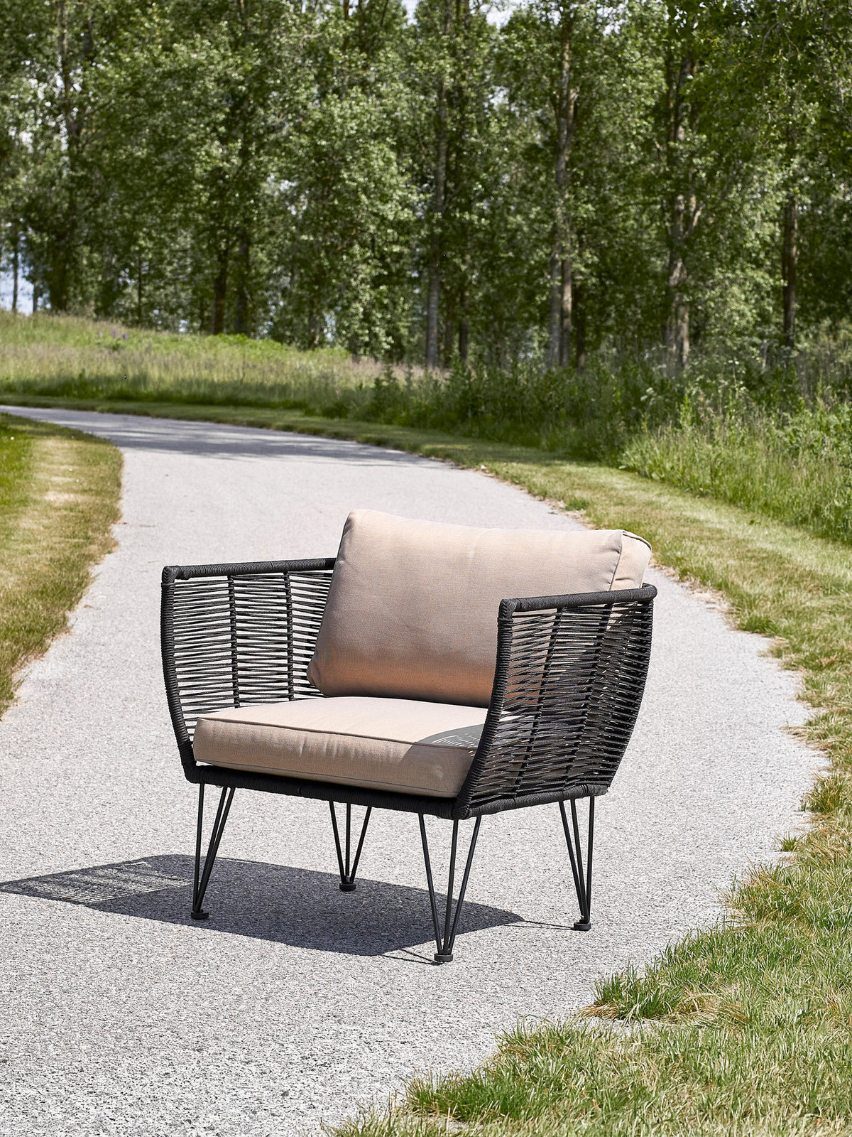 Mundo Loungesessel, Schwarz, Metall in Schwarz präsentiert im Onlineshop von KAQTU Design AG. Outdoor-Sessel ist von Bloomingville